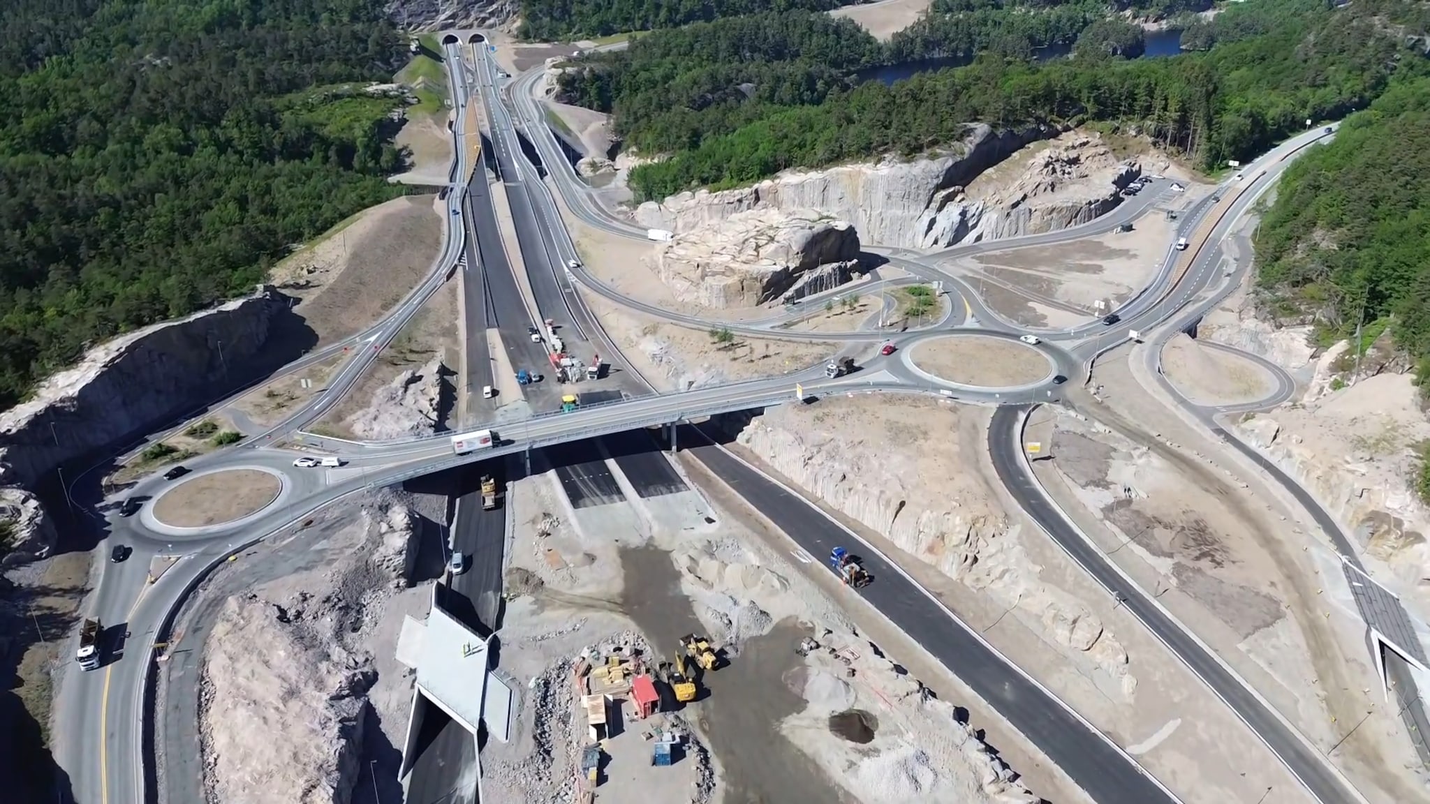 Se dronevideo av Grauthellerkrysset
