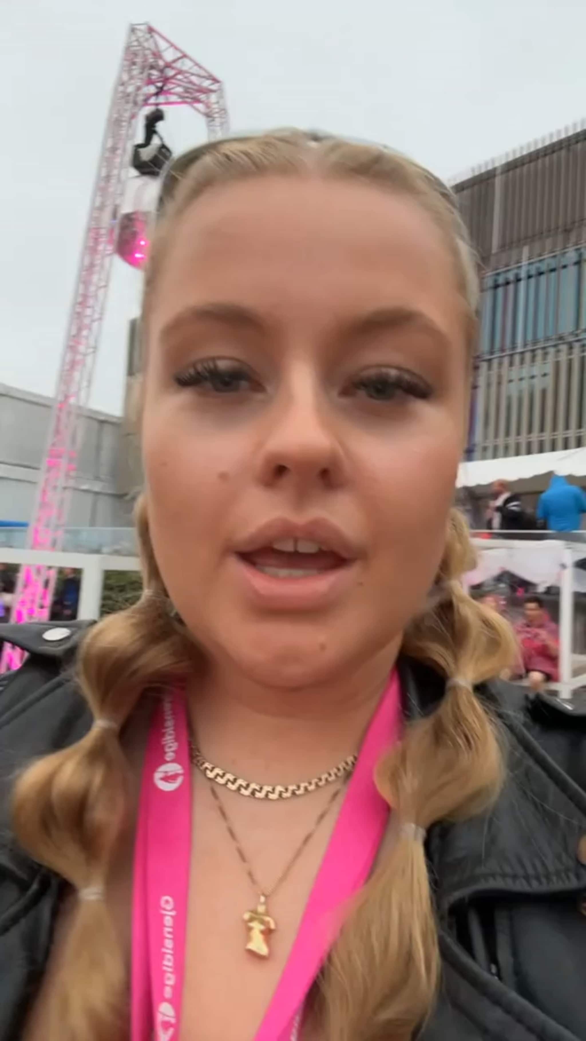 Nå lyser armbåndene våre!