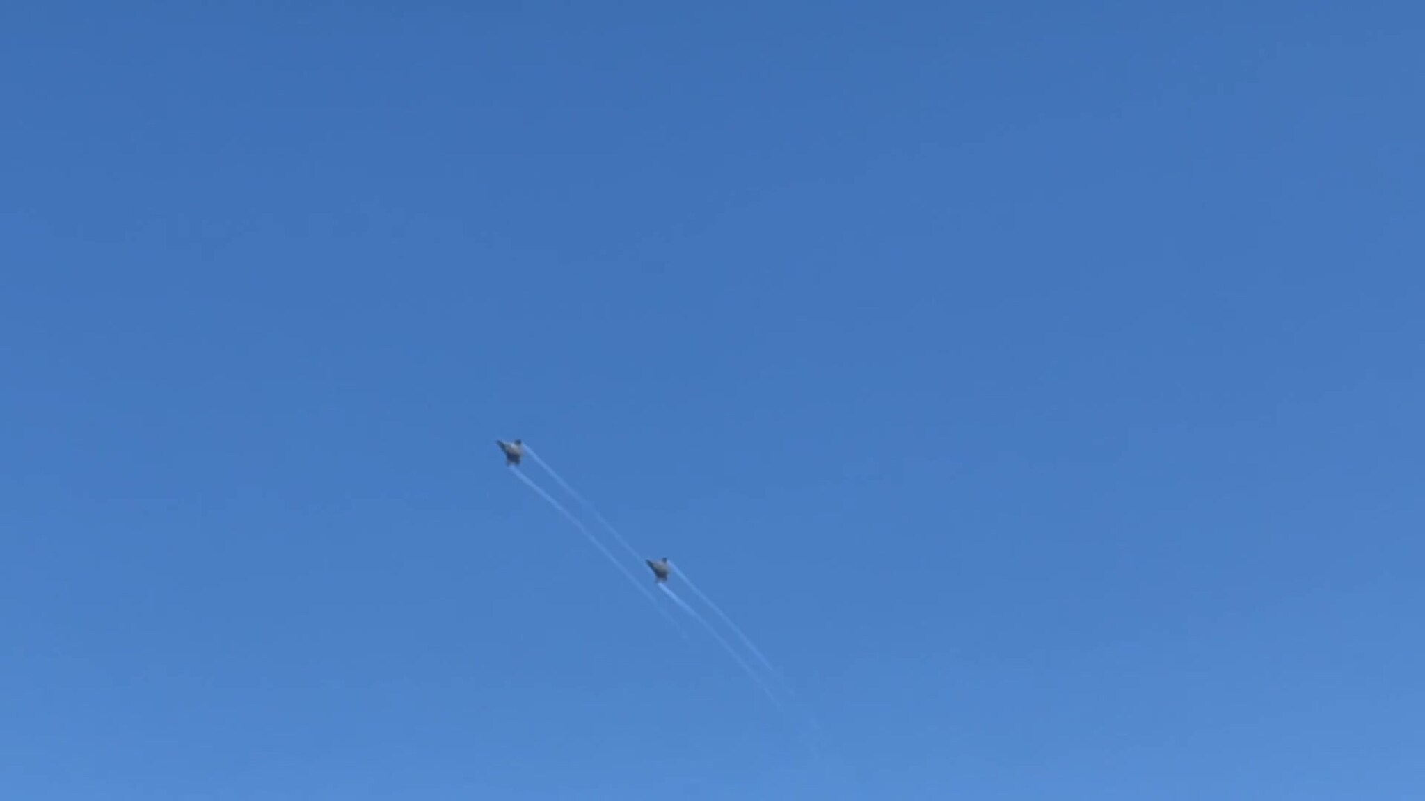 Se kamflyene passere over Kristiansand