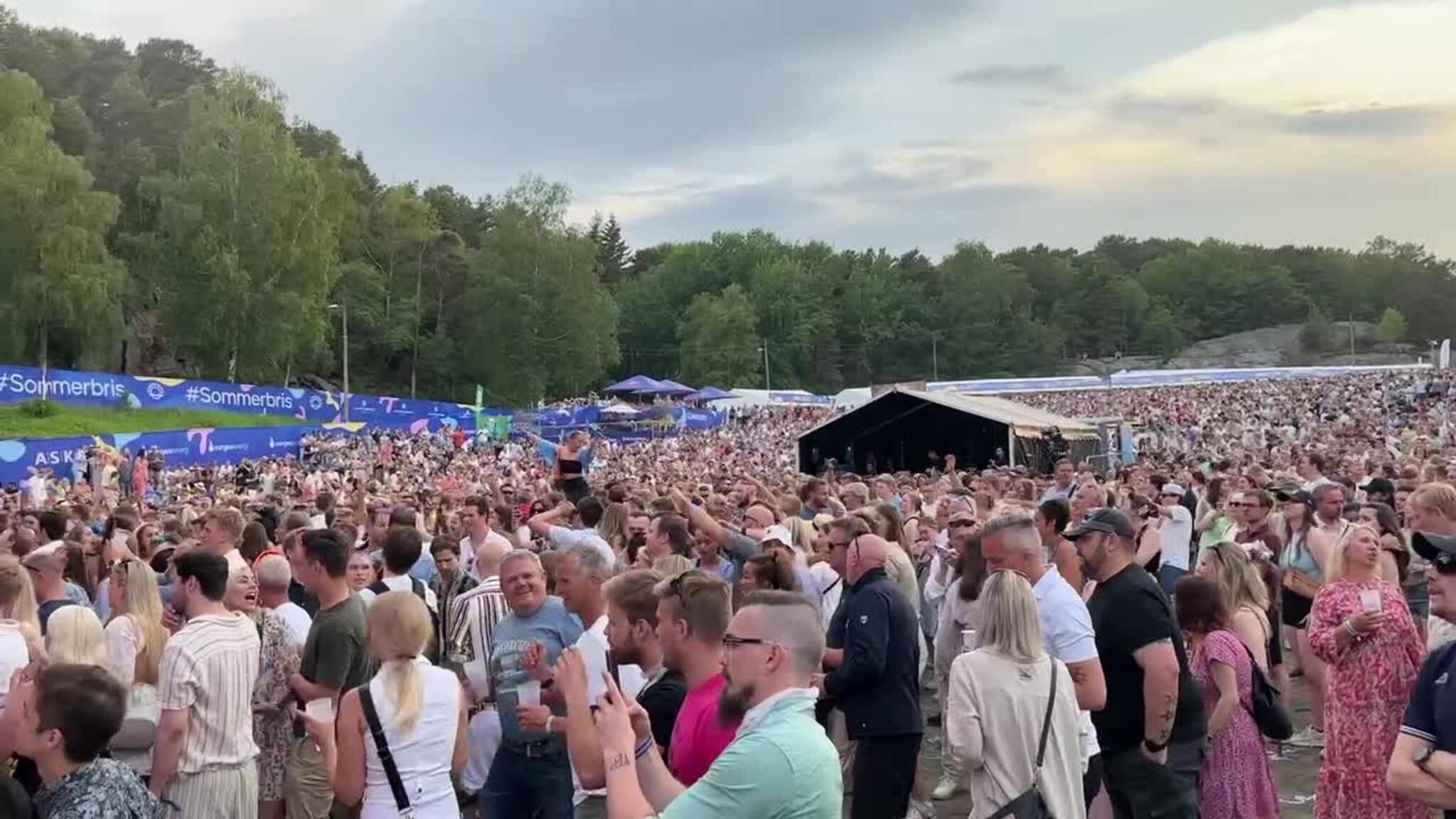 Se folkelivet under DDE-konserten