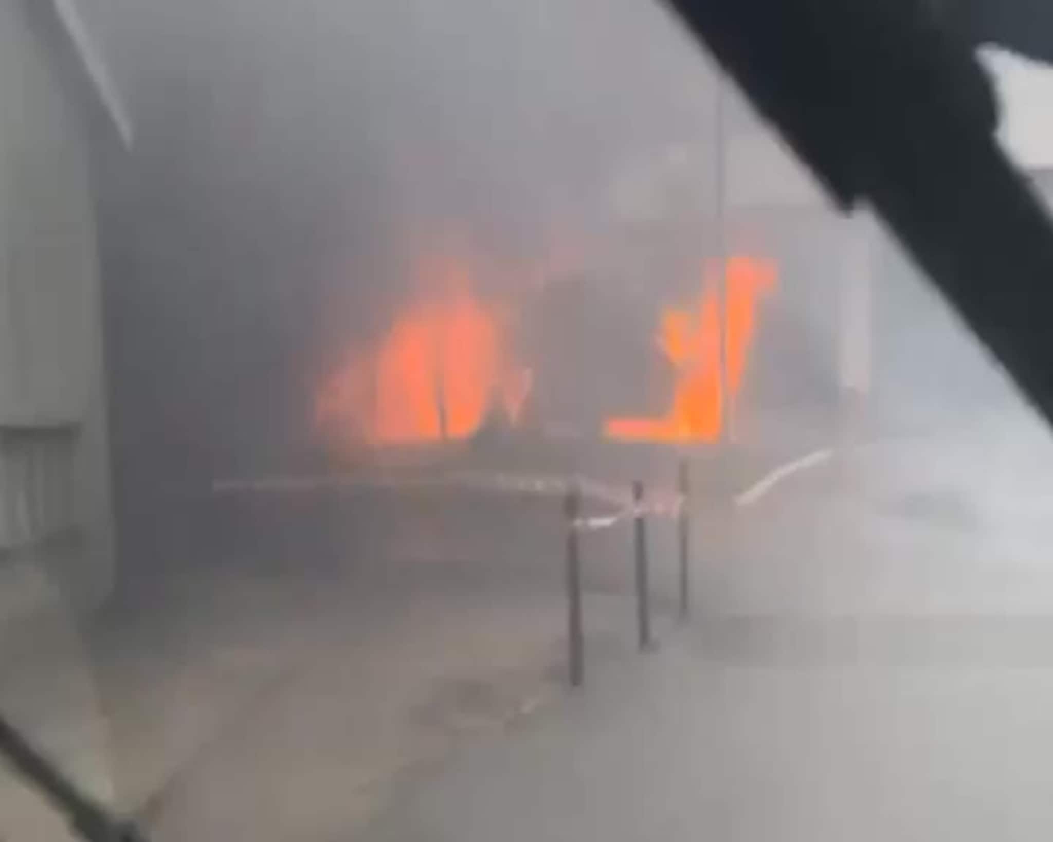 Flammene sto opp fra bilene