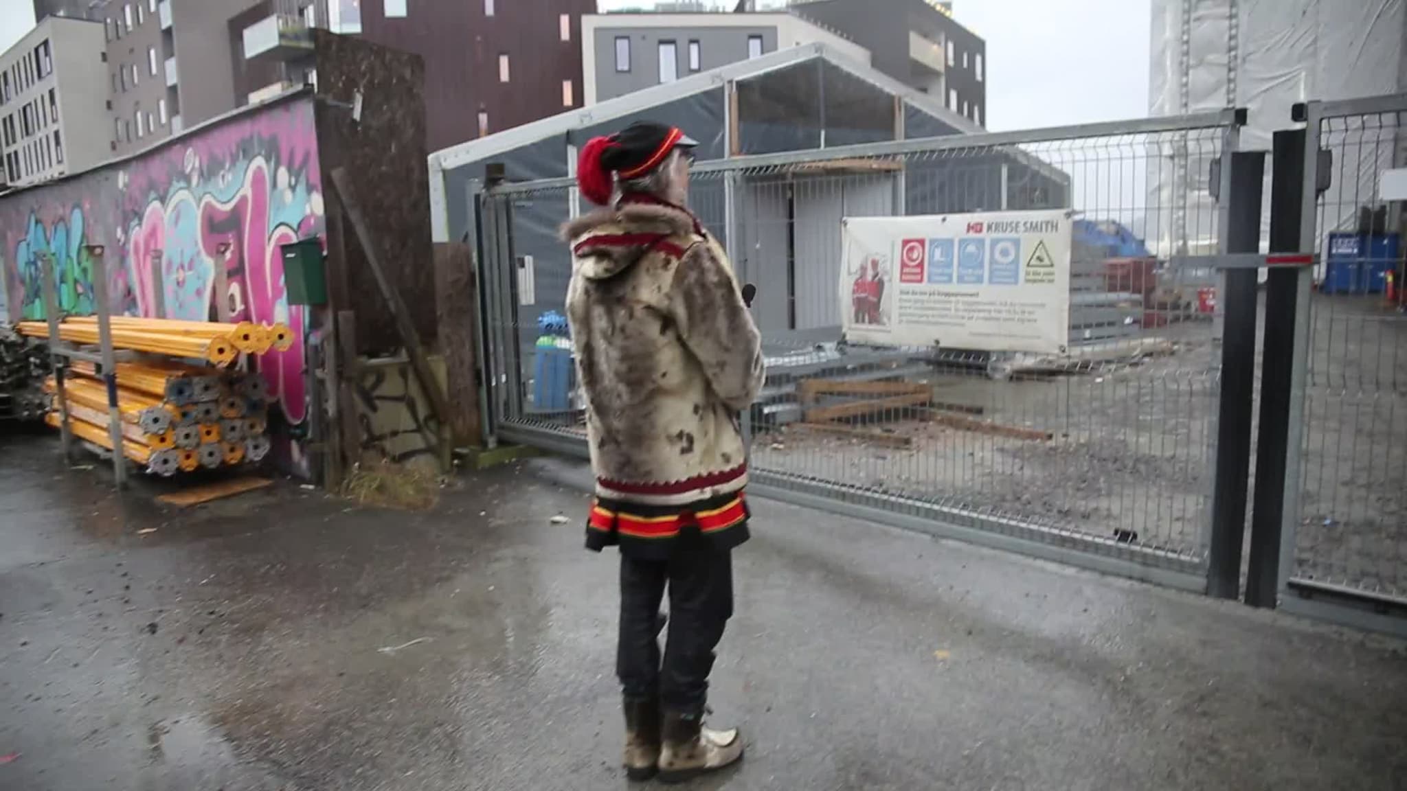 Sjamanen joiker til kunstsiloen