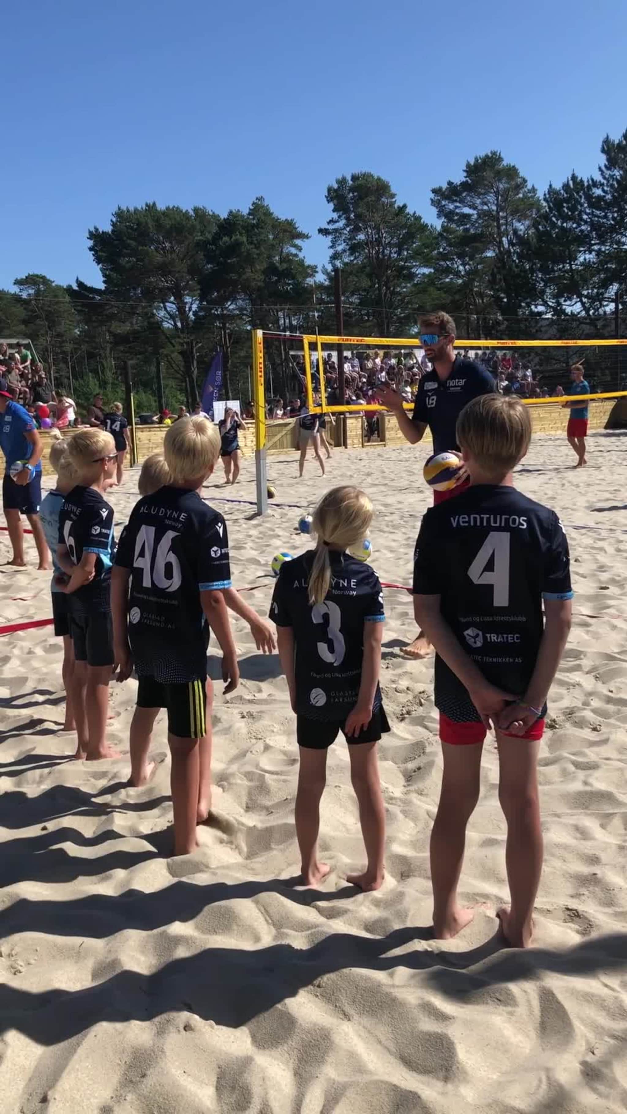 Fra åpningen av  sandvolleyballanlegget i Alcoa-parken i Farsund