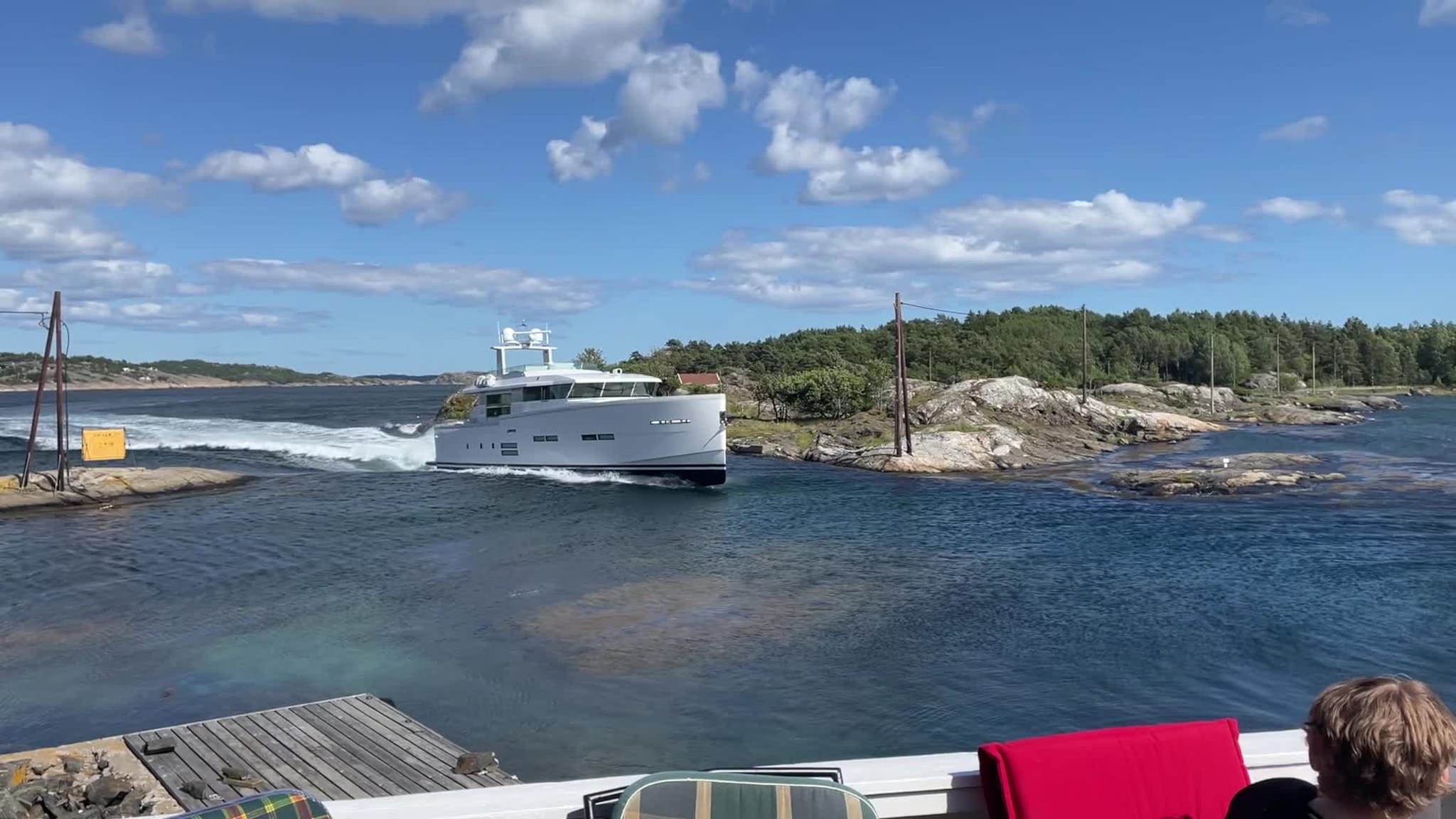Yacht kjører gjennom sund i Søgne