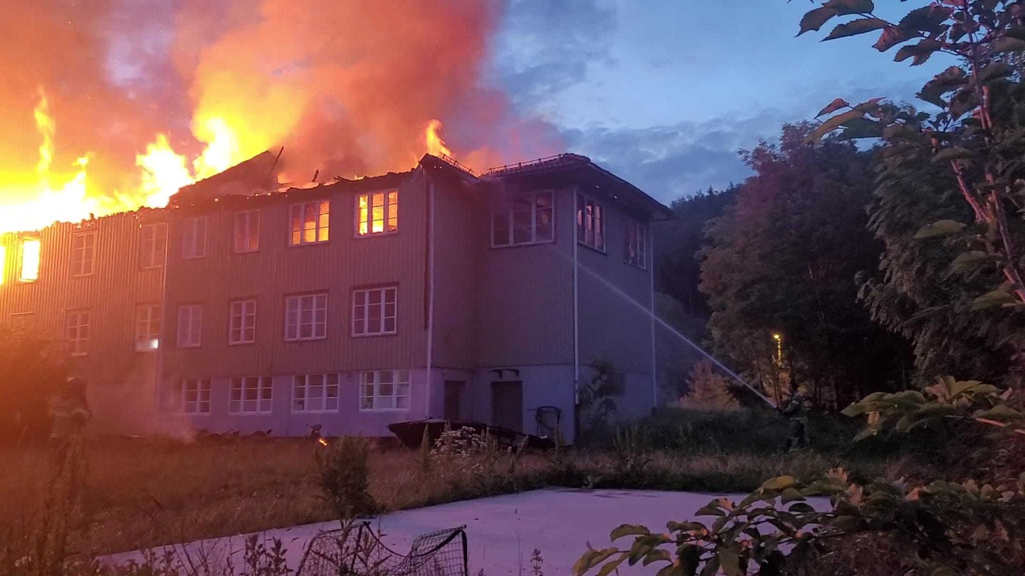 Englegård står i brann