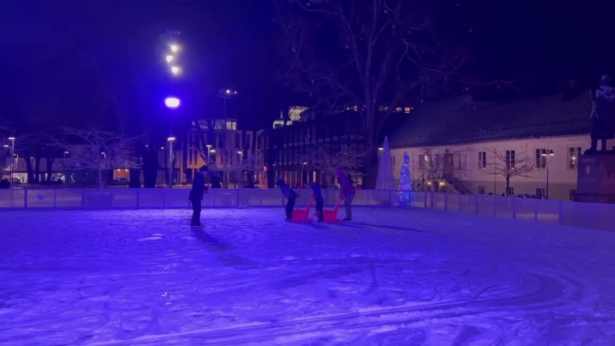 Her spilles partymusikken mens barna leker på isen