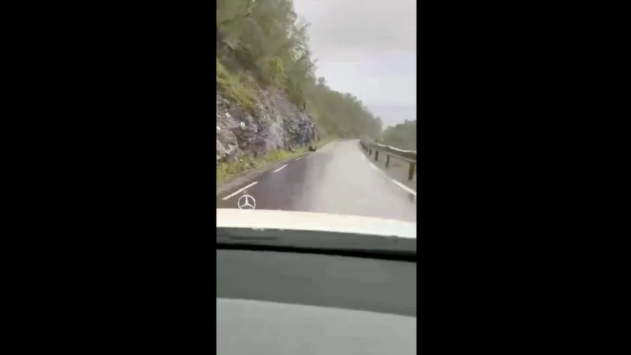 Denne steinen falt ned i veien tirsdag
