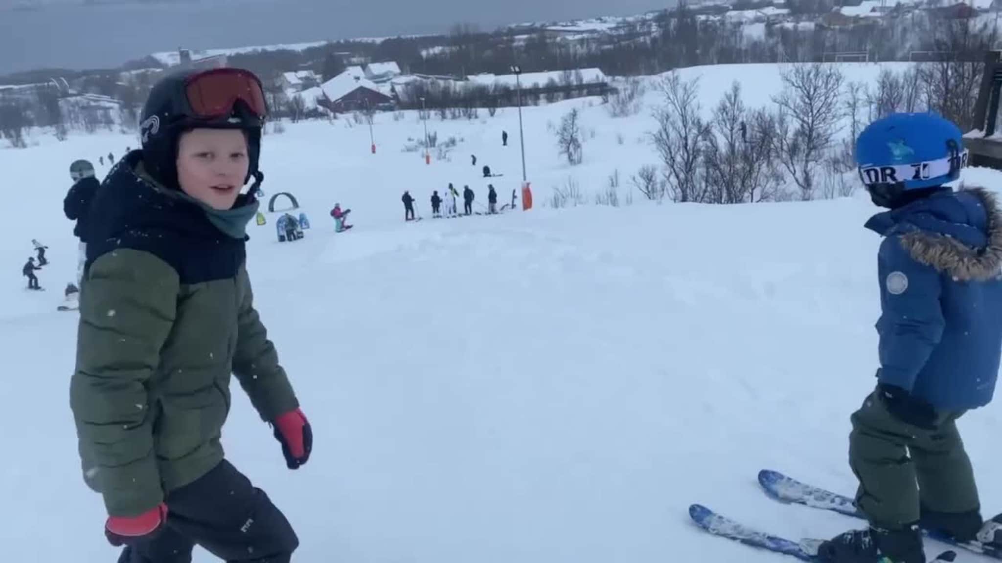 Elling Elmerud Johnsen (10) og Leon Solheim (8) på tur i bakken for første gang
