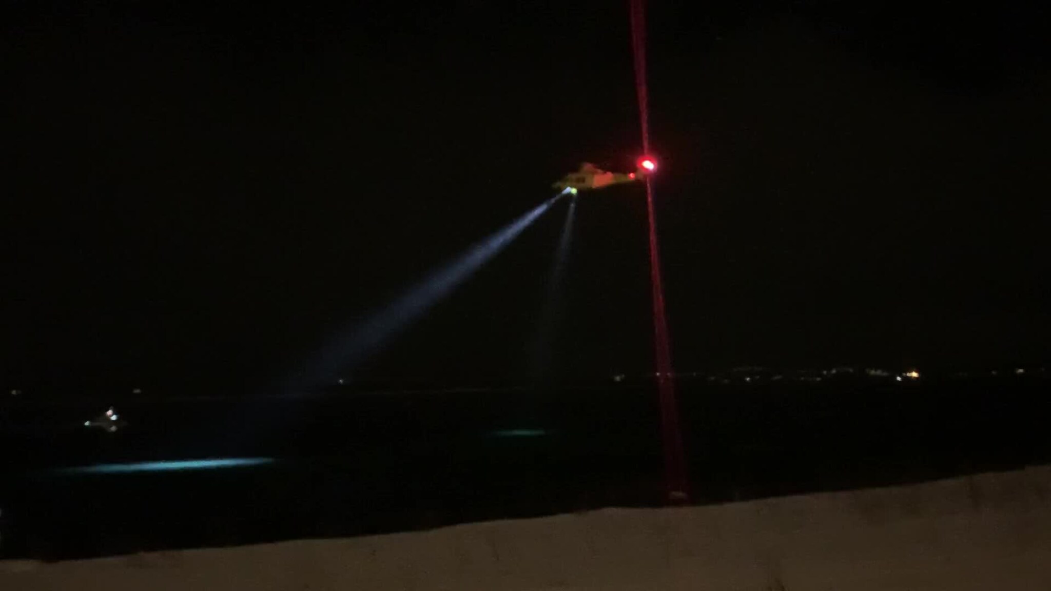 Her søker helikopteret i sjøen på Fagereng etter at fire personer ble hentet opp av vannet.