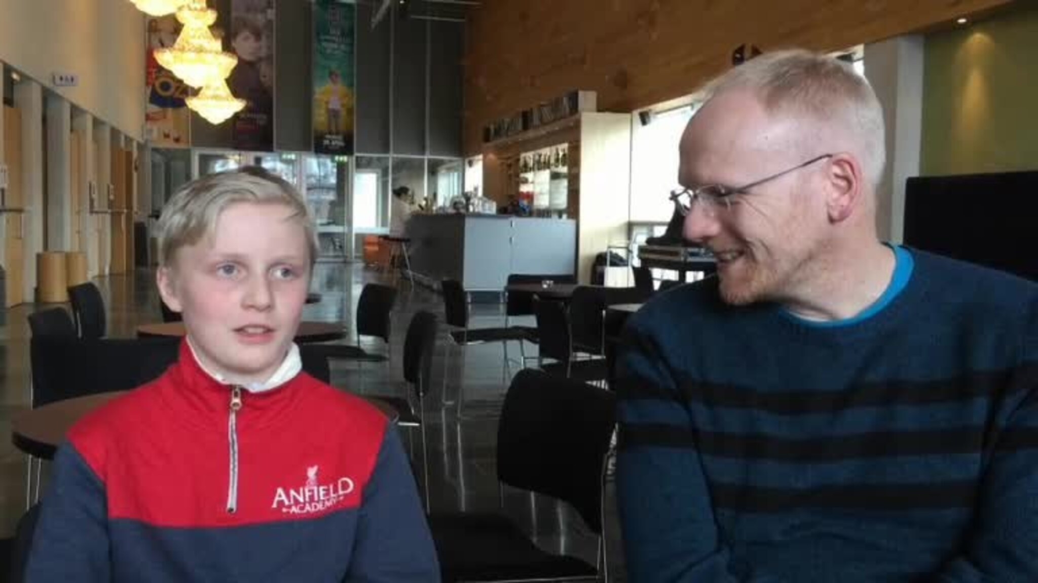 Far og sønn sammen på scenen