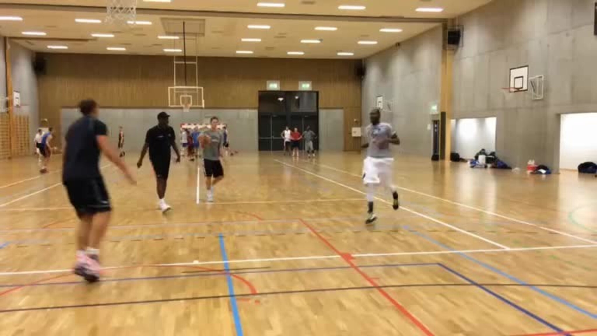 Se Wilson dunke på første trening