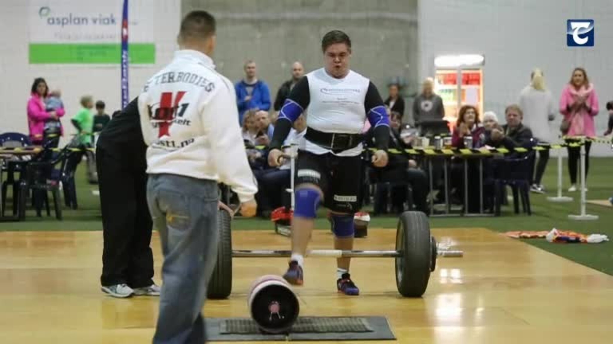 Se Jonas (18) løfte 105 kg rett til værs