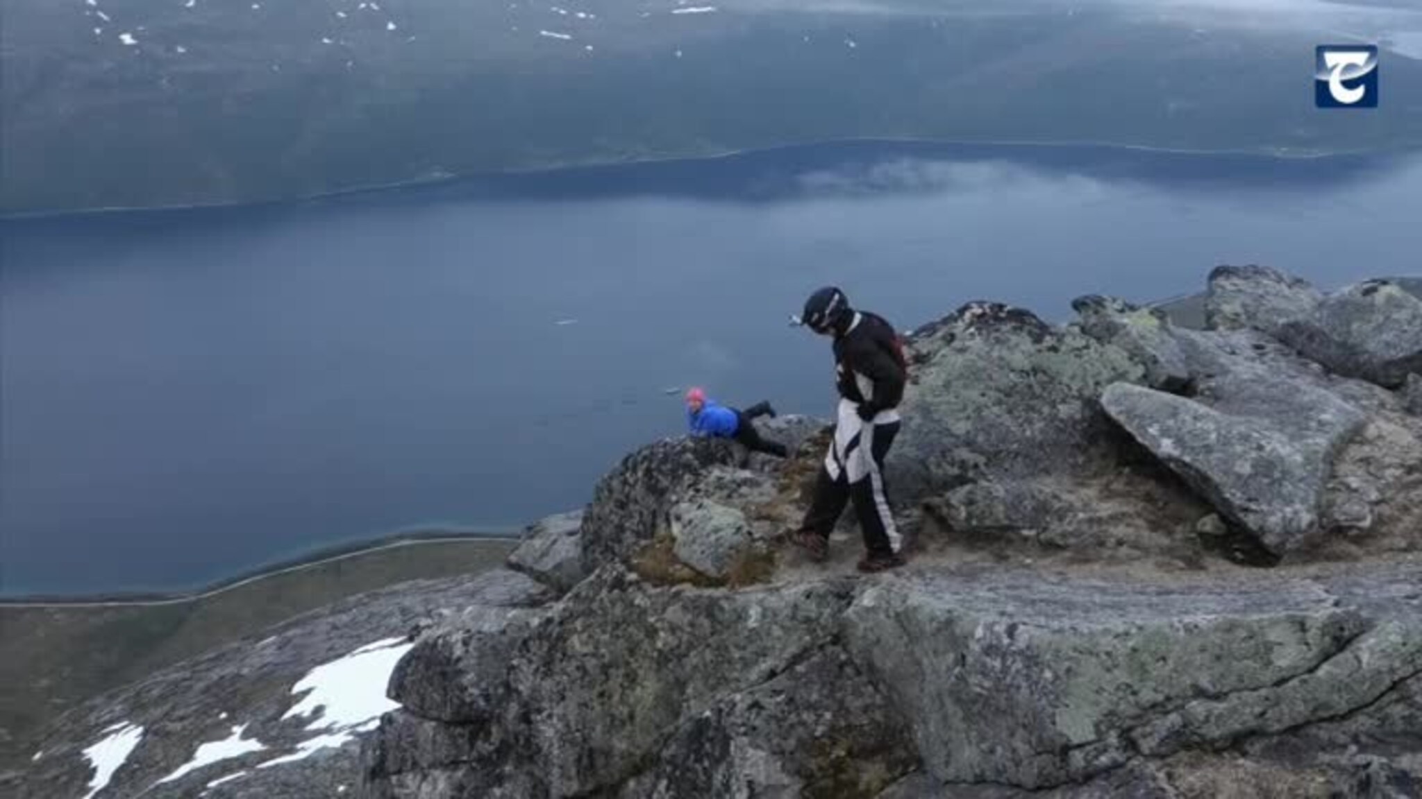 Her kaster han seg utfor Store Blåmann