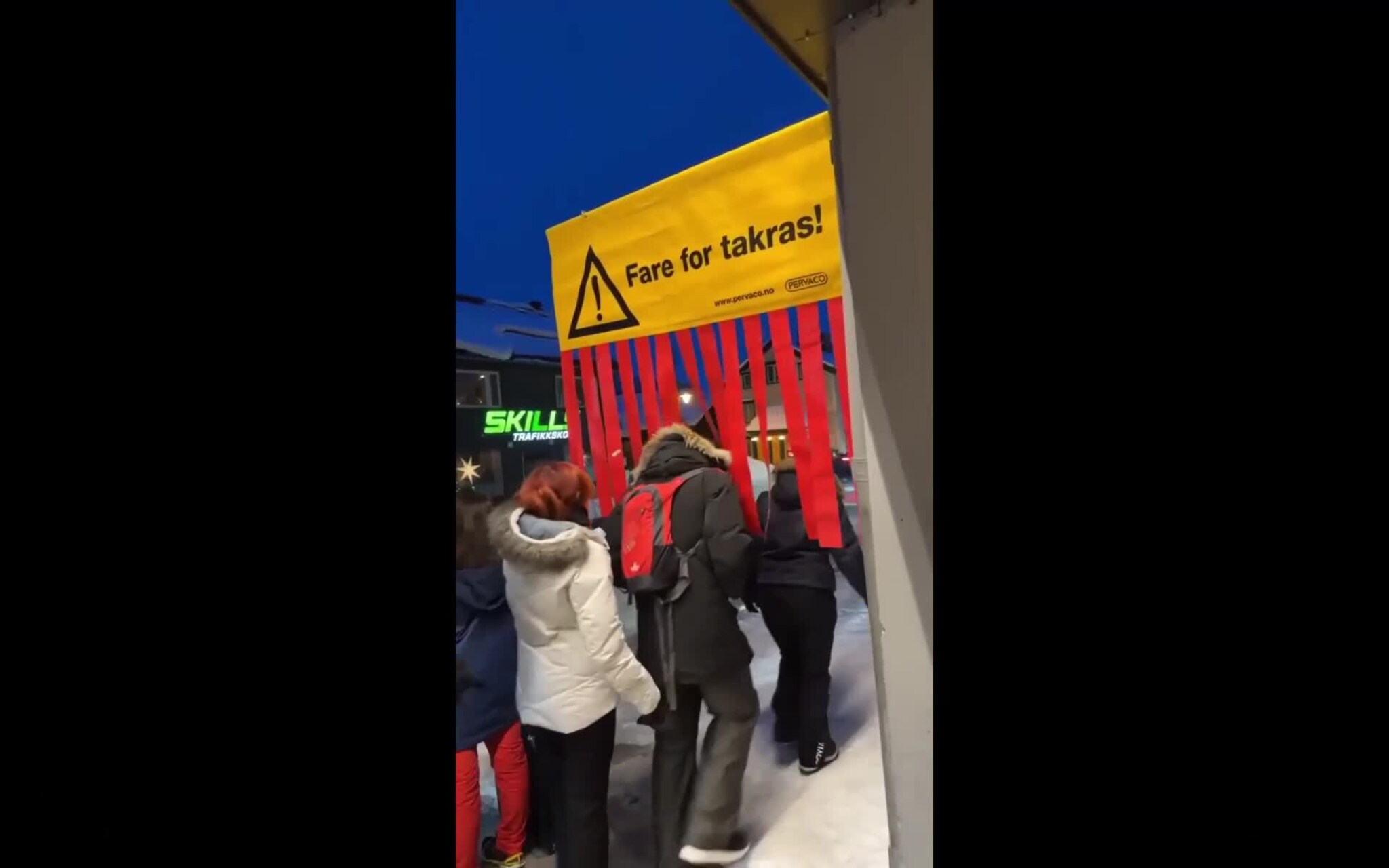 TURISTER GÅR UNDER TAKRAS SKILT ENDELIG