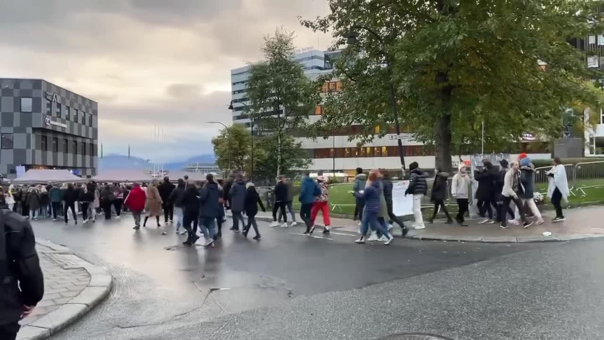 Fortsatt strømmer publikum på i store mengder