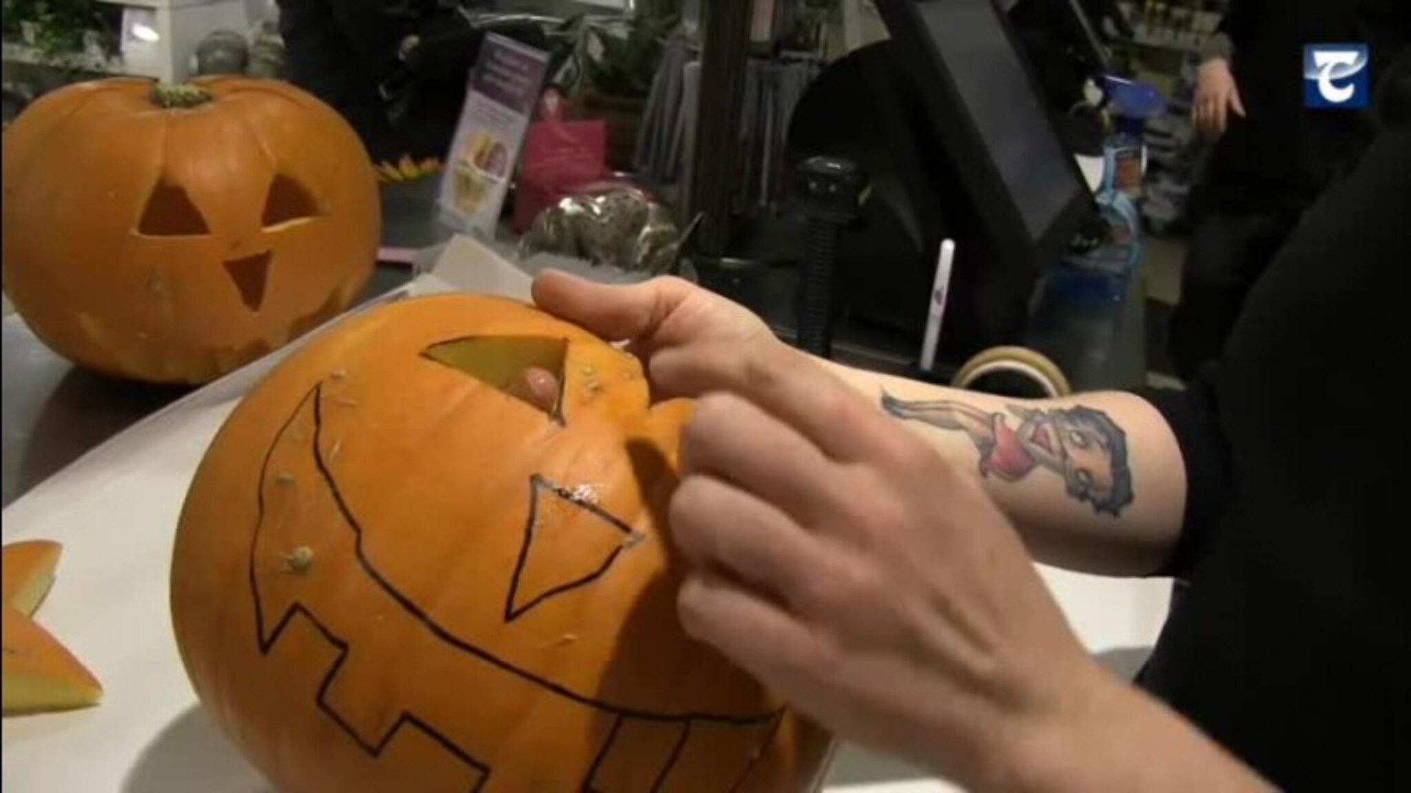 Se hvordan du lager gresskarlykt til Halloween