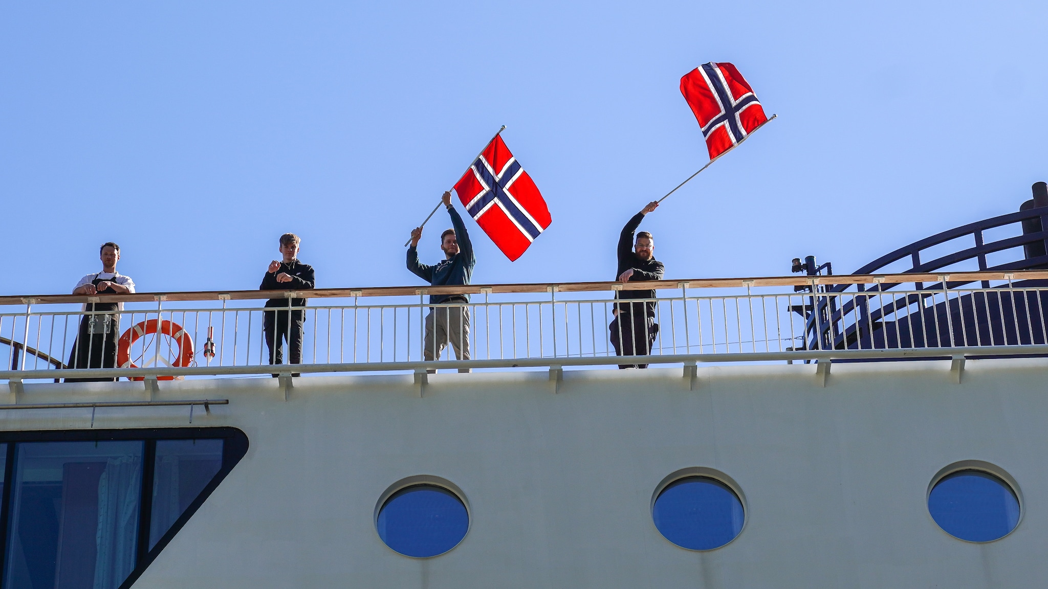 Hurtigruten gjenopptar ordinær rute.mp4