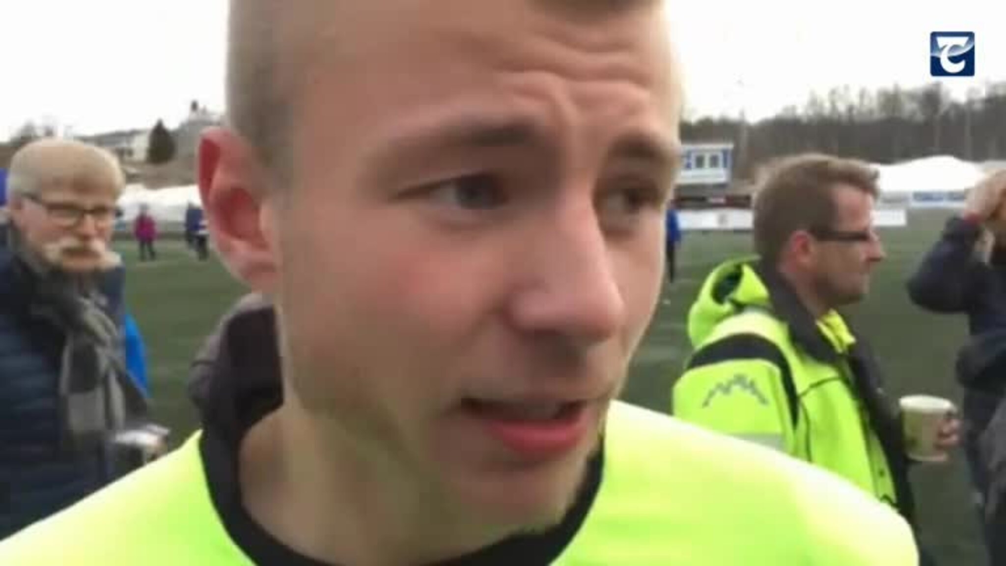 - Det er bare å ta av seg hanskene, hatten og buksa