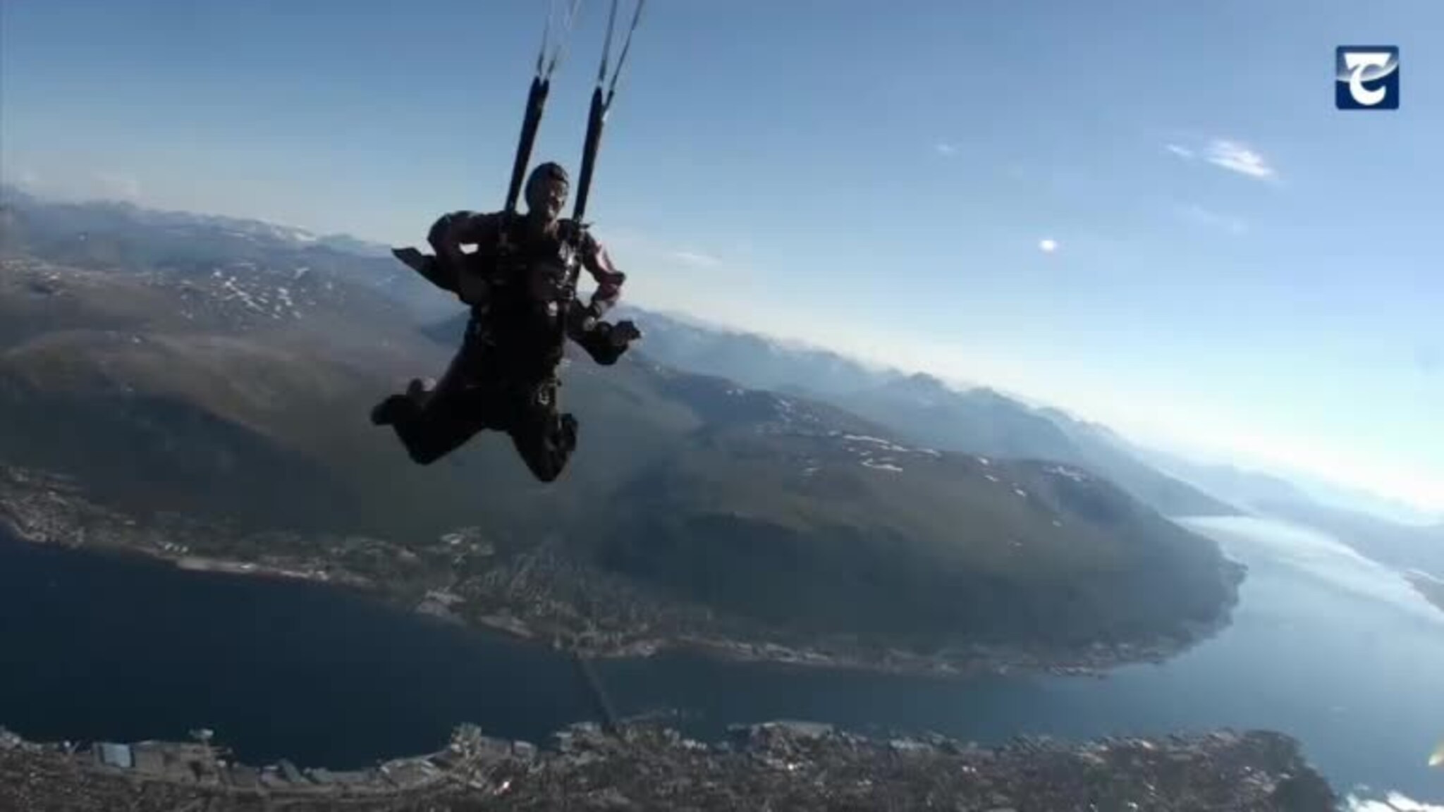 Her kaster Bjørg (80) seg ut fra 3000 meters høyde