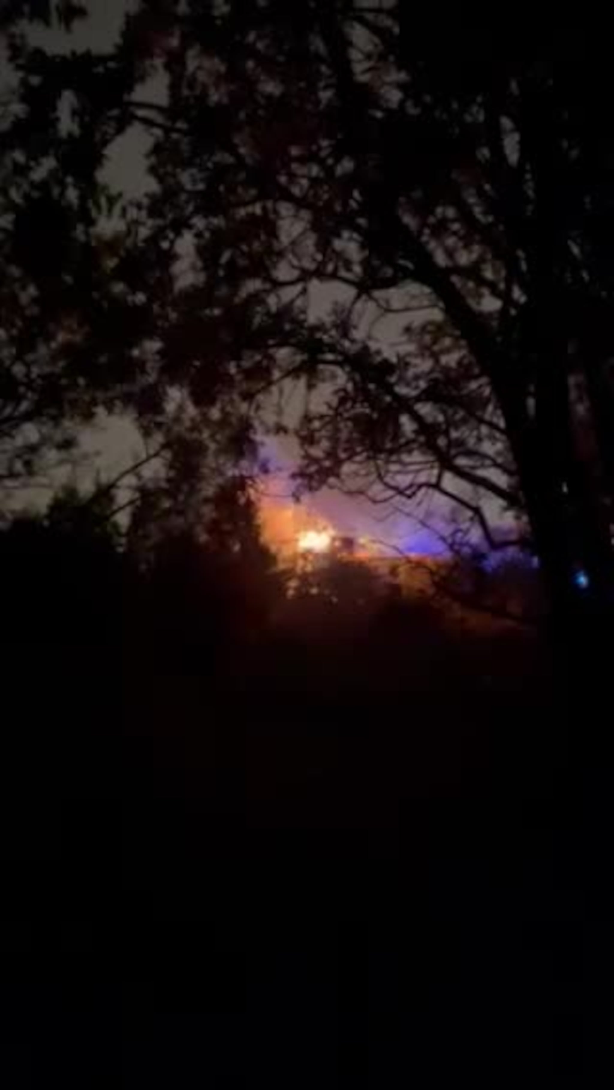 Her står flammene opp av boligen