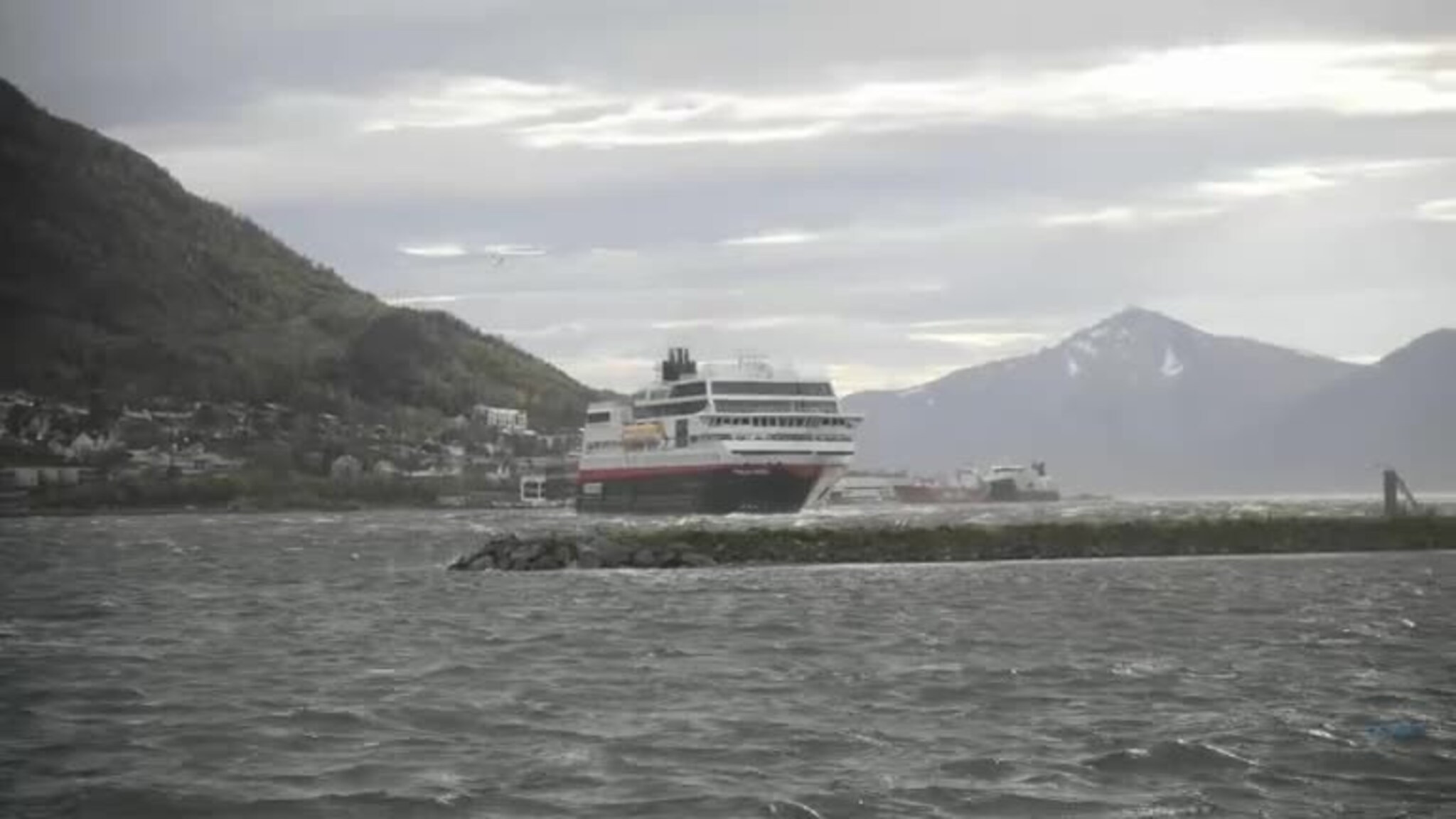 Her må "Trollfjord" snu på grunn av uværet