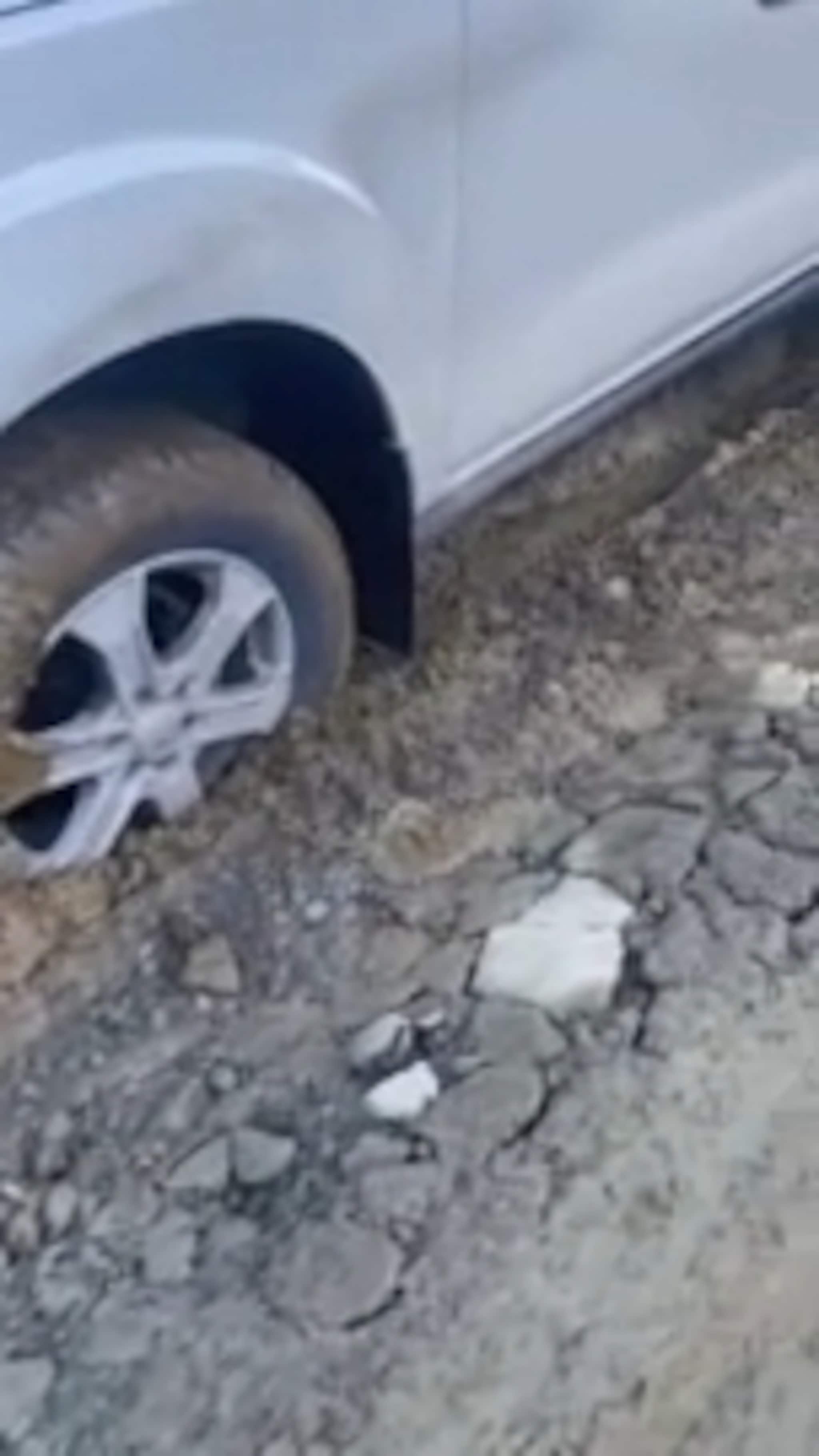 Her sank bilen til Gøte rett ned i fylkesveien
