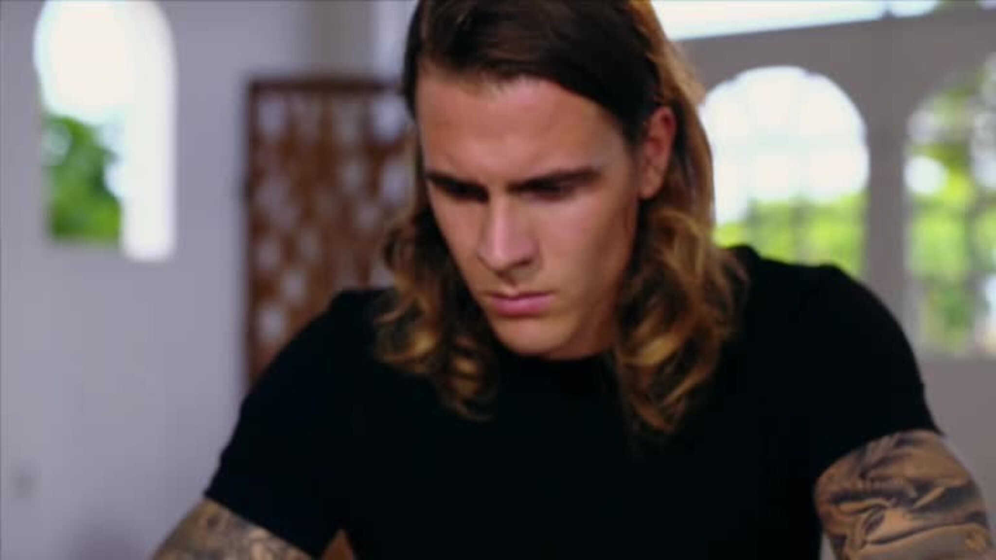 Marius sjekker inn på Paradise Hotel