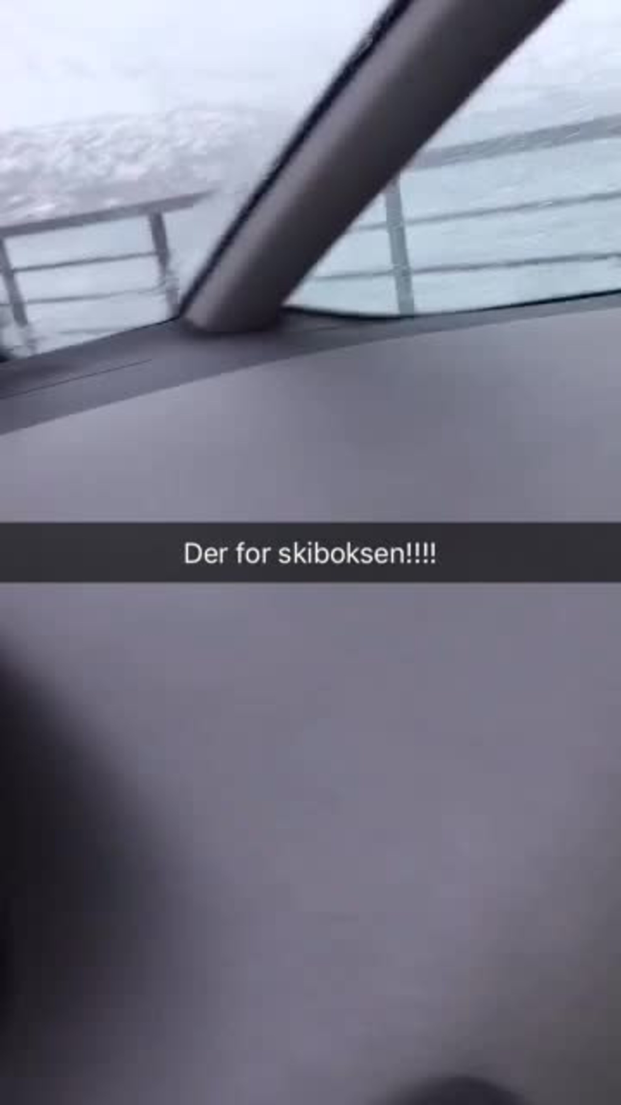 Skistavene i takboksen ble kastet på havet av vinden