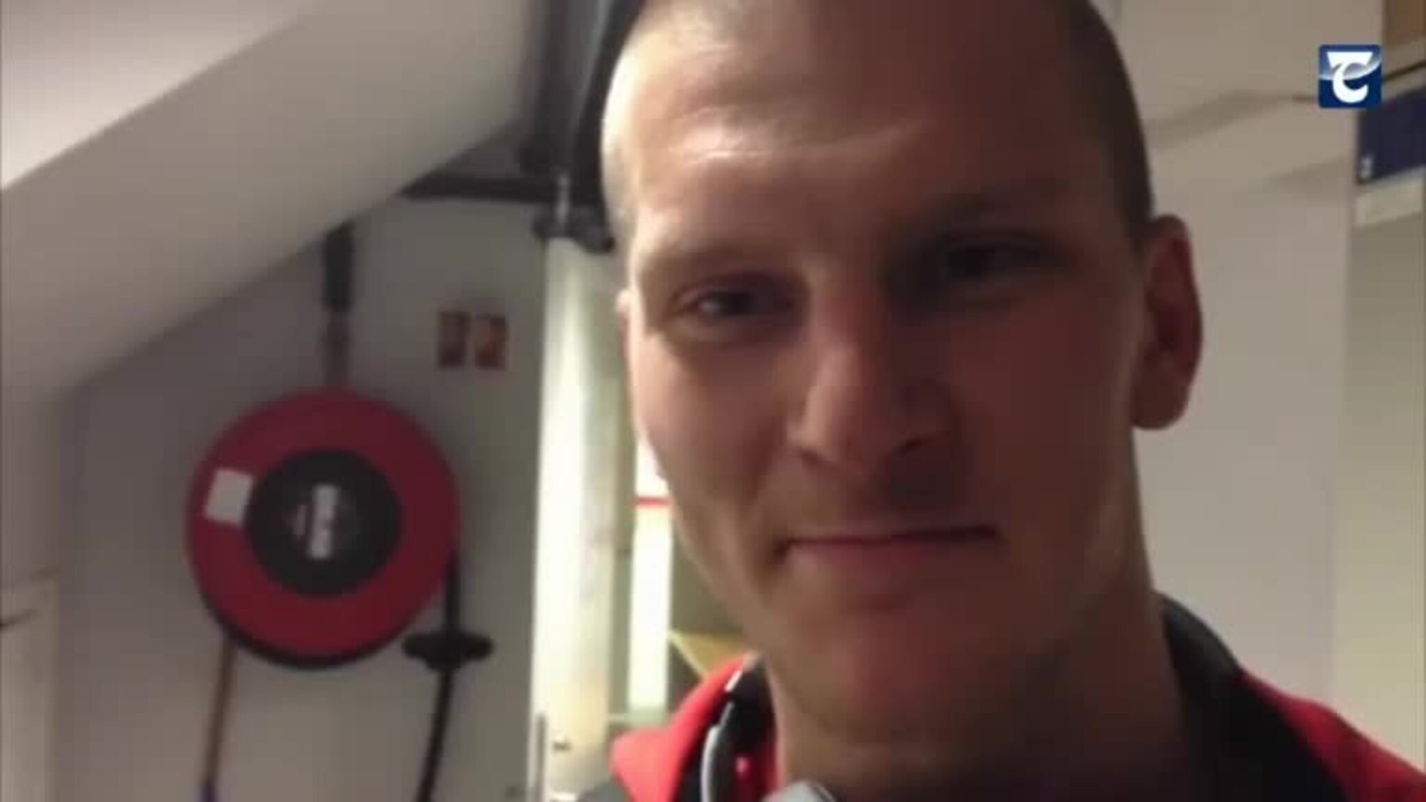 - Han kan heller gå å spille hockey
