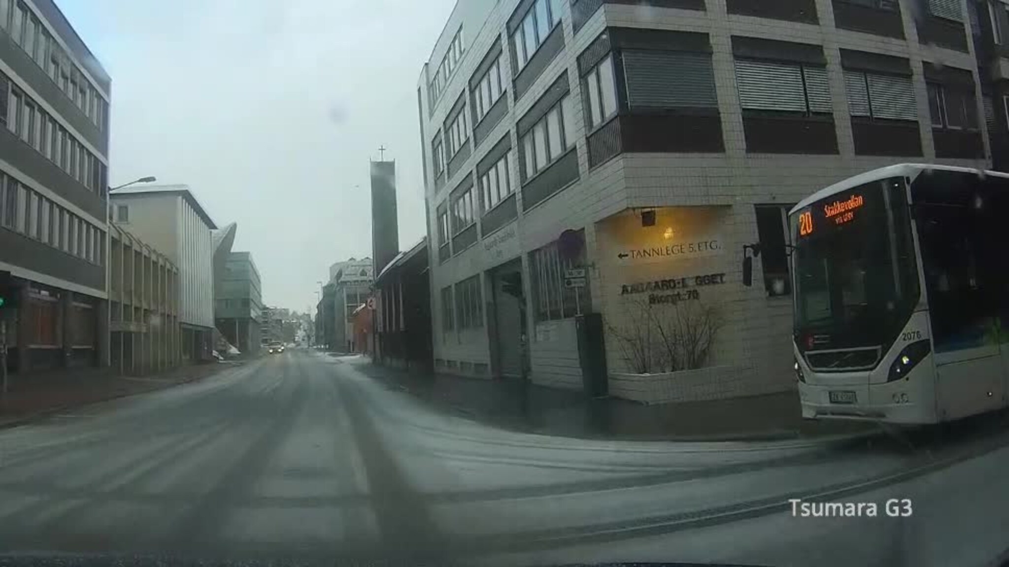 Datteren lå og sov i baksetet da bil nesten kolliderte med rutebuss