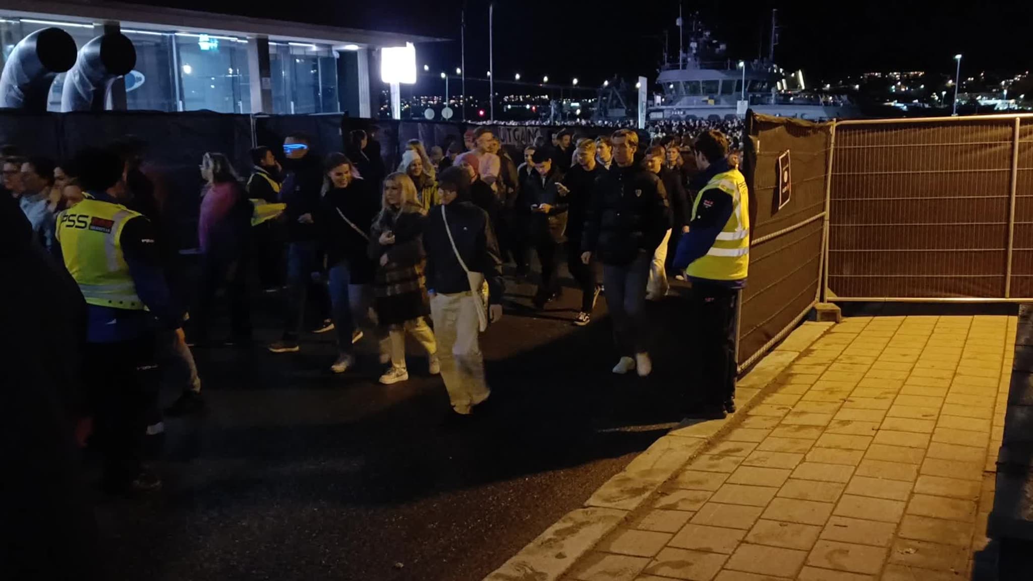 Folk strømmer ut etter Karpe