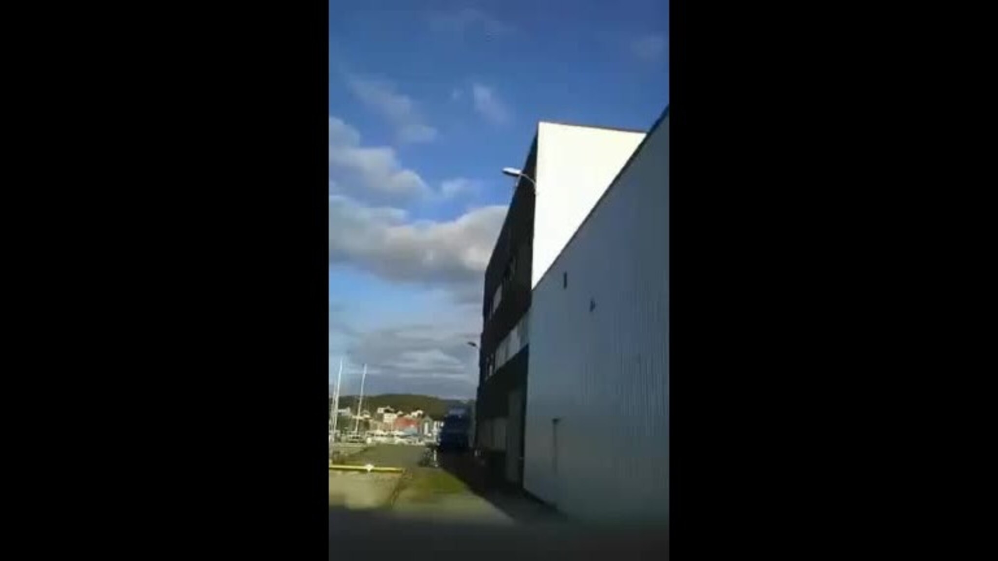 Hopper fra høyt bygg og rett i havet