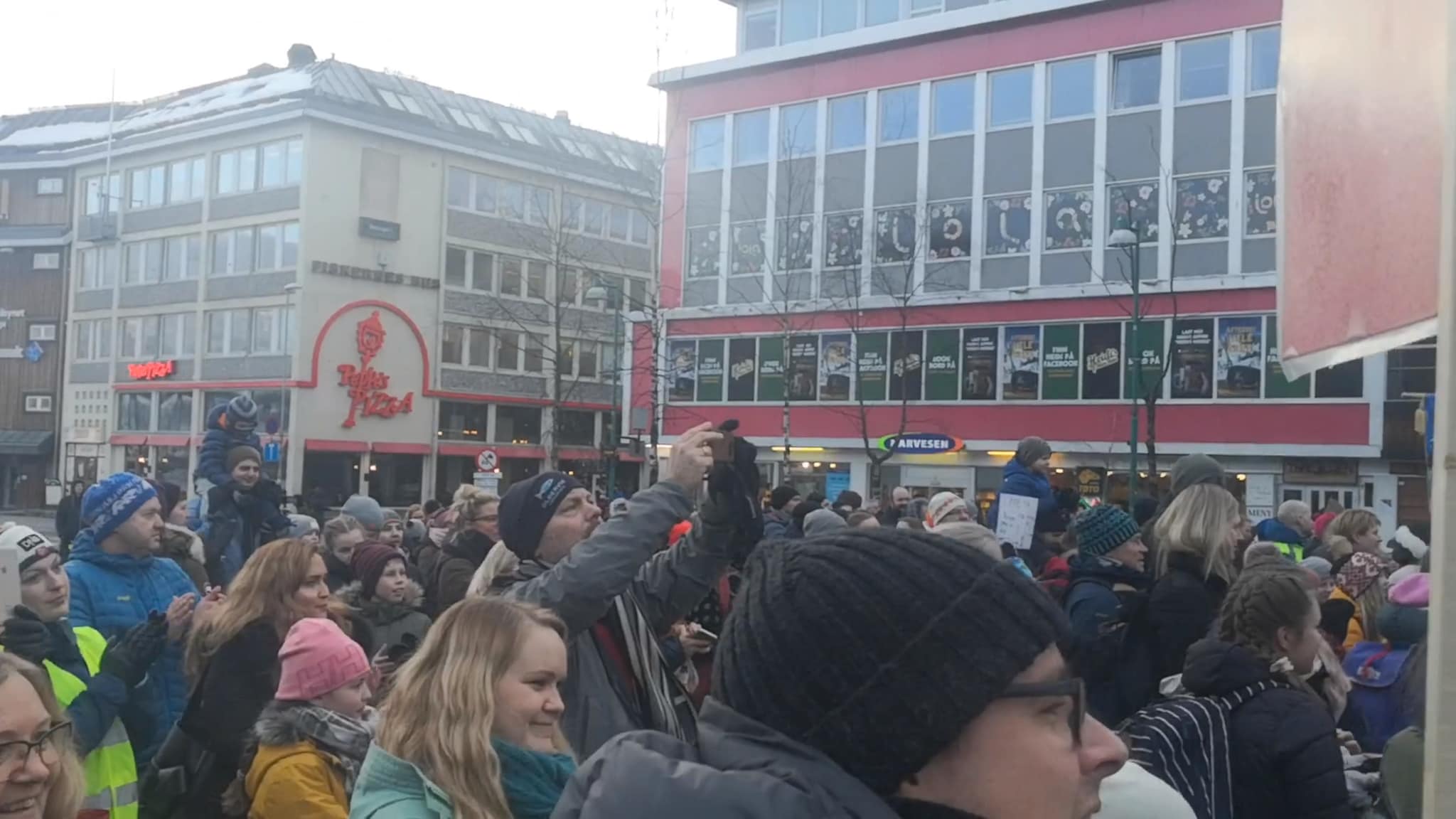 Skoleelever streiker mot kutt