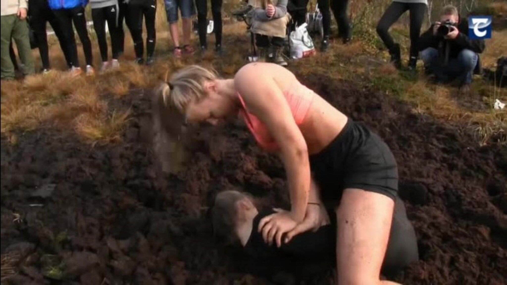 Her bryter elevene i gjørma!