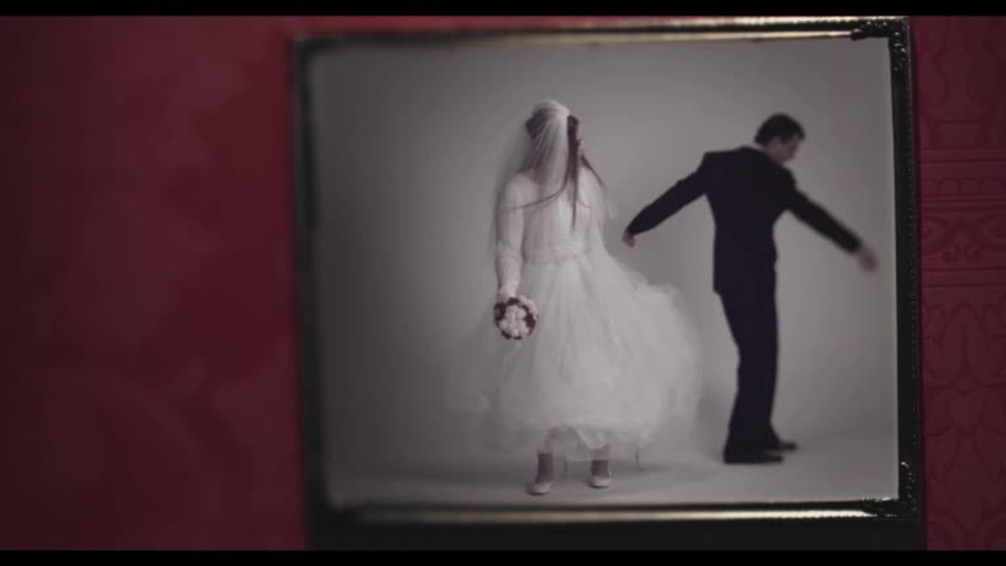 Se Jadudahs musikkvideo "Red"