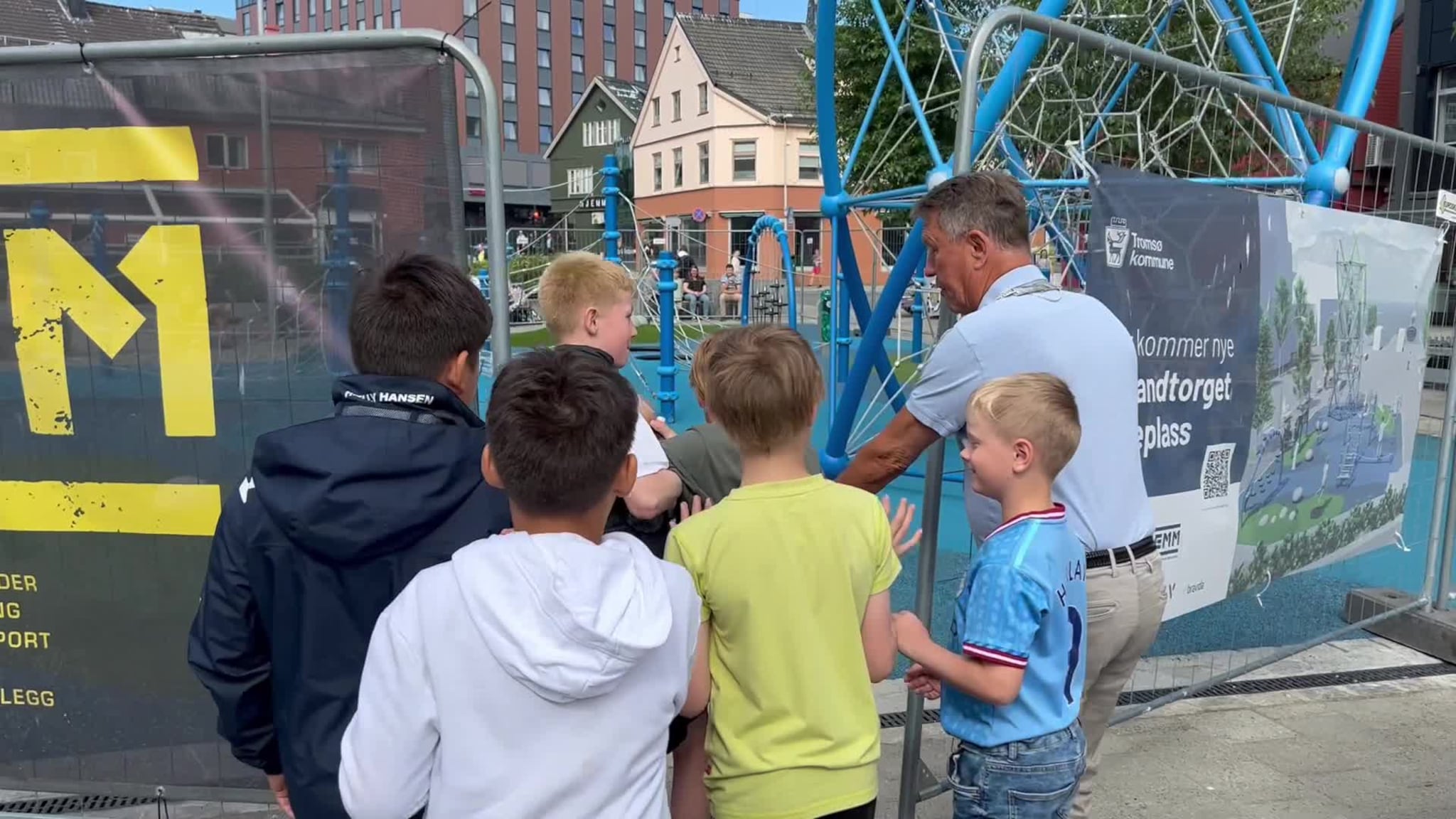 Her åpnes Strandtorget lekeplass
