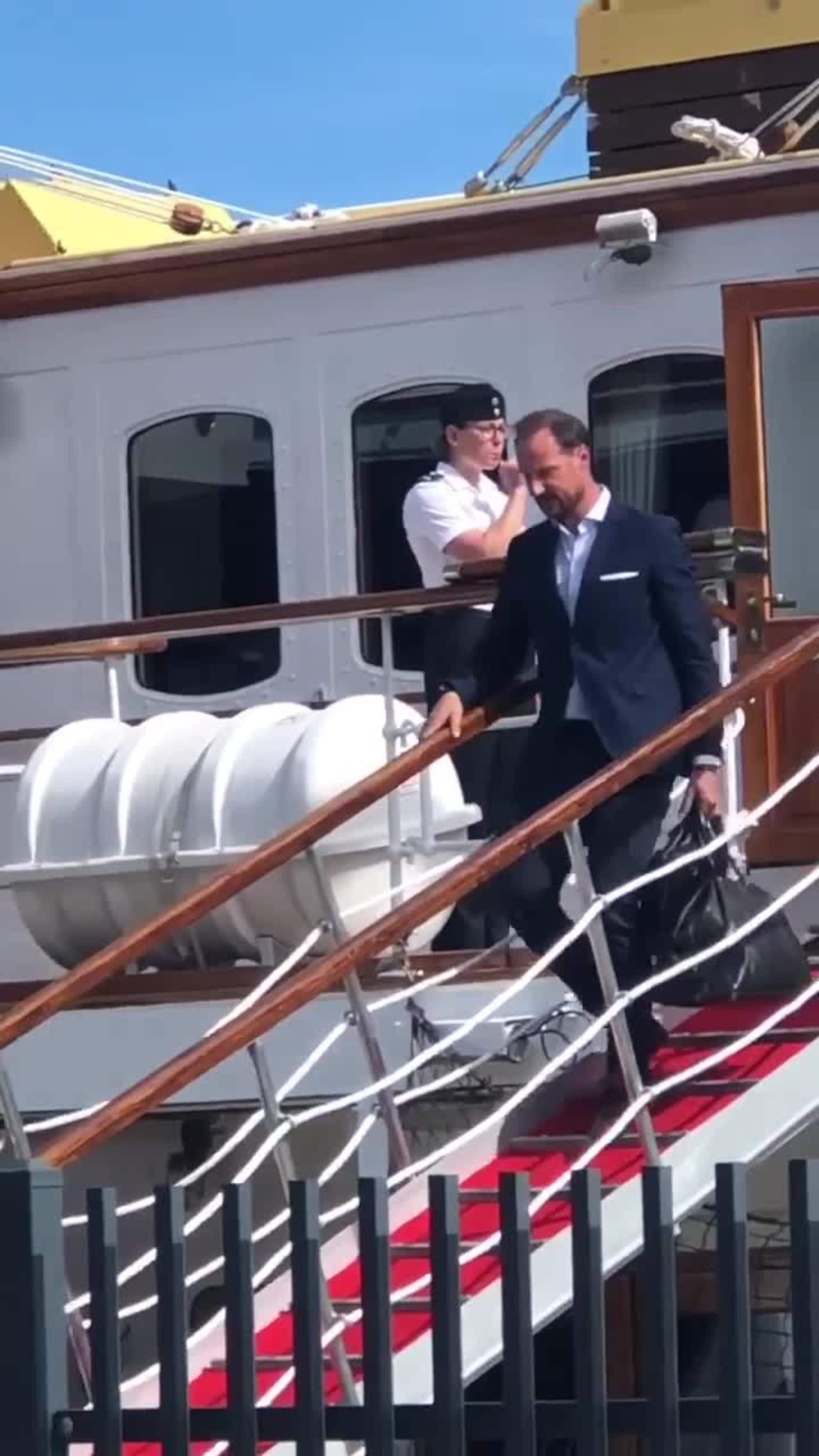 Kongefamilien går i land i Tromsø