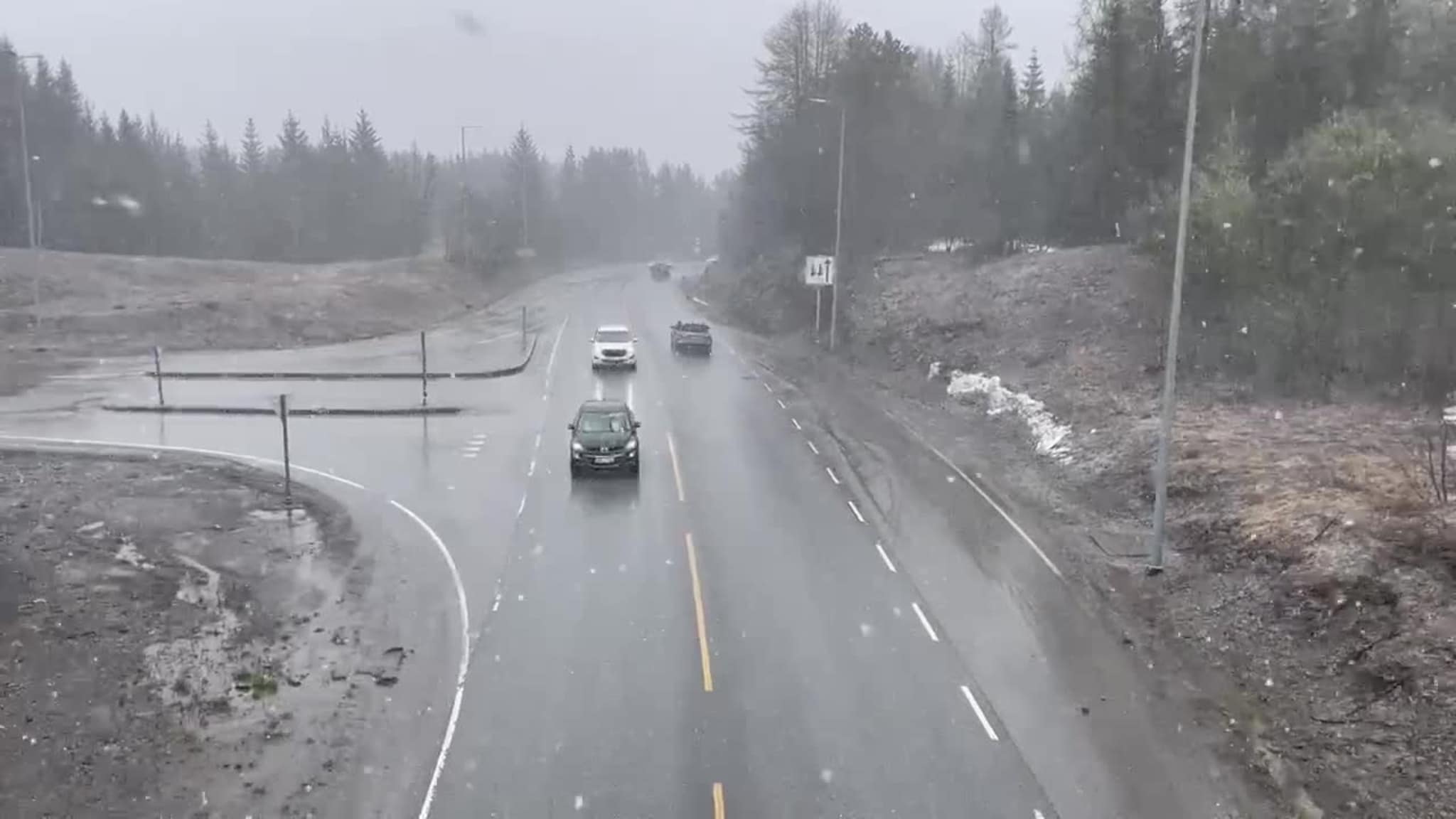 Her laver snøen ned på Tverrforbindelsen