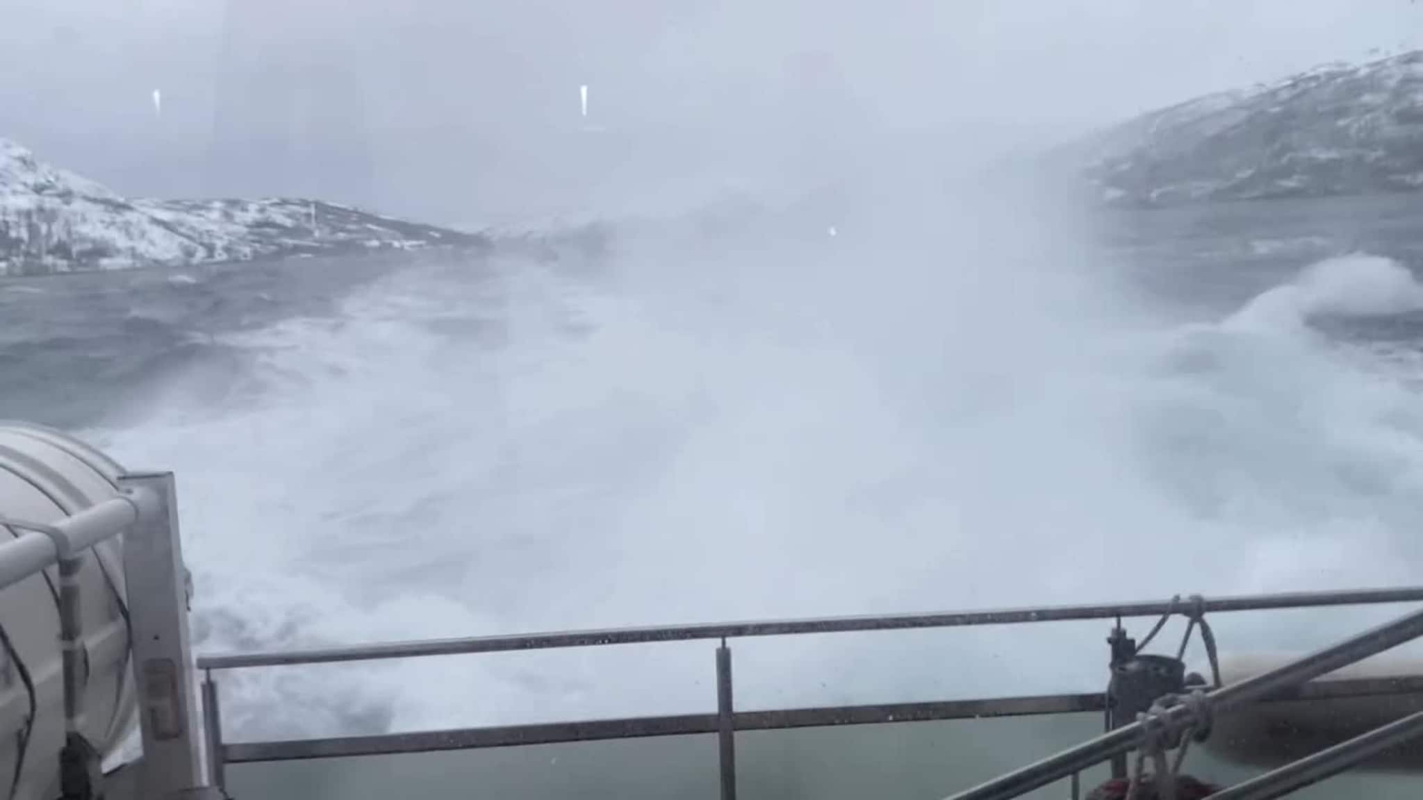 Turistene ble med på båttur midt i stormen. Se videoen her