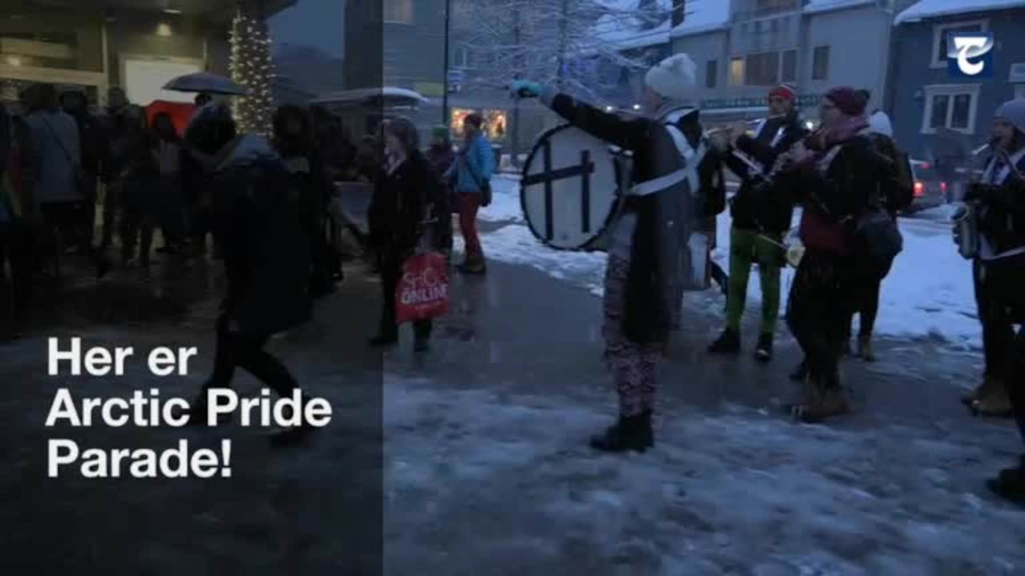 Fylte Storgata med fargerik «Pride»-parade