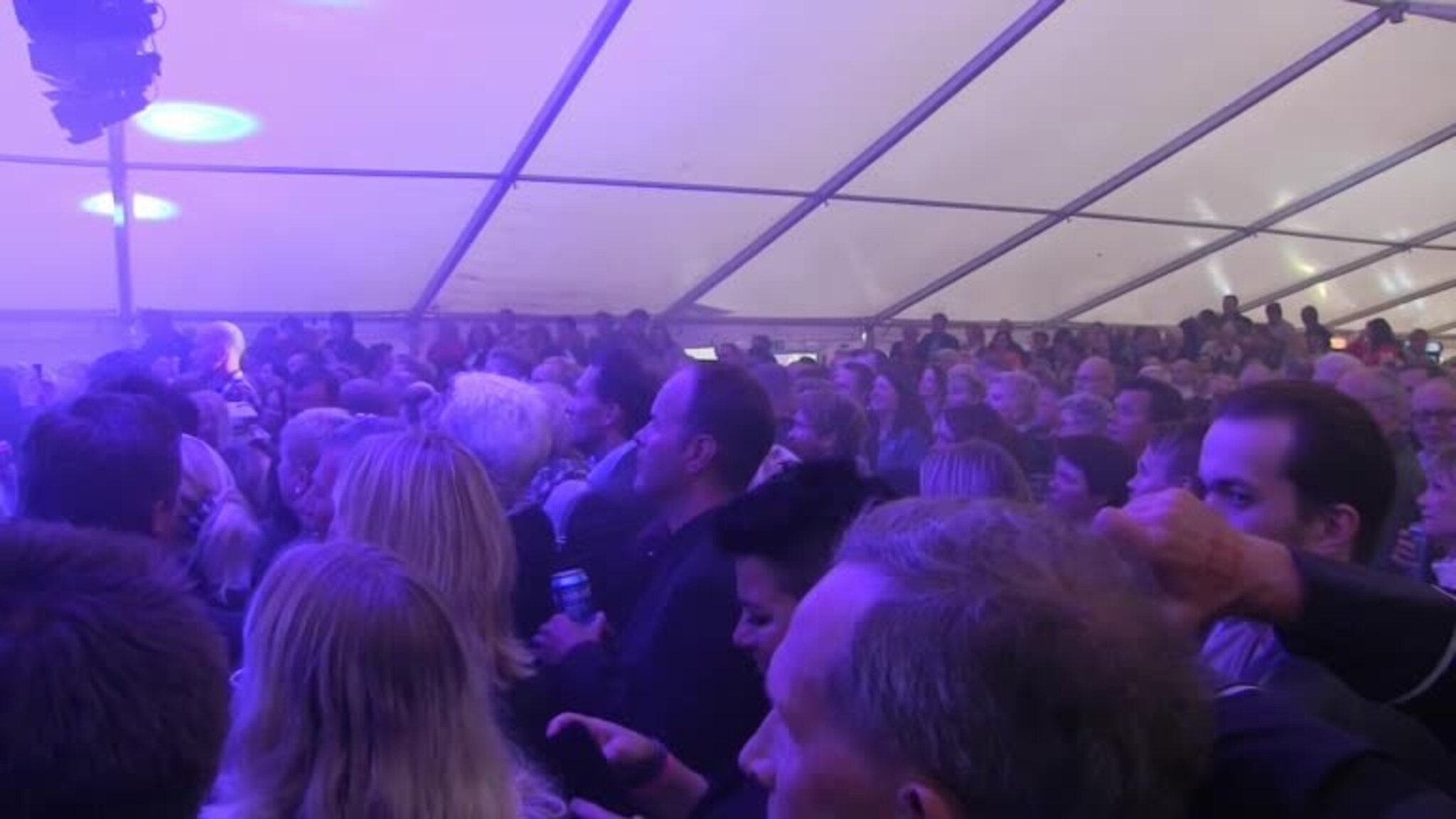 Ellevill stemning på Retrofestivalen