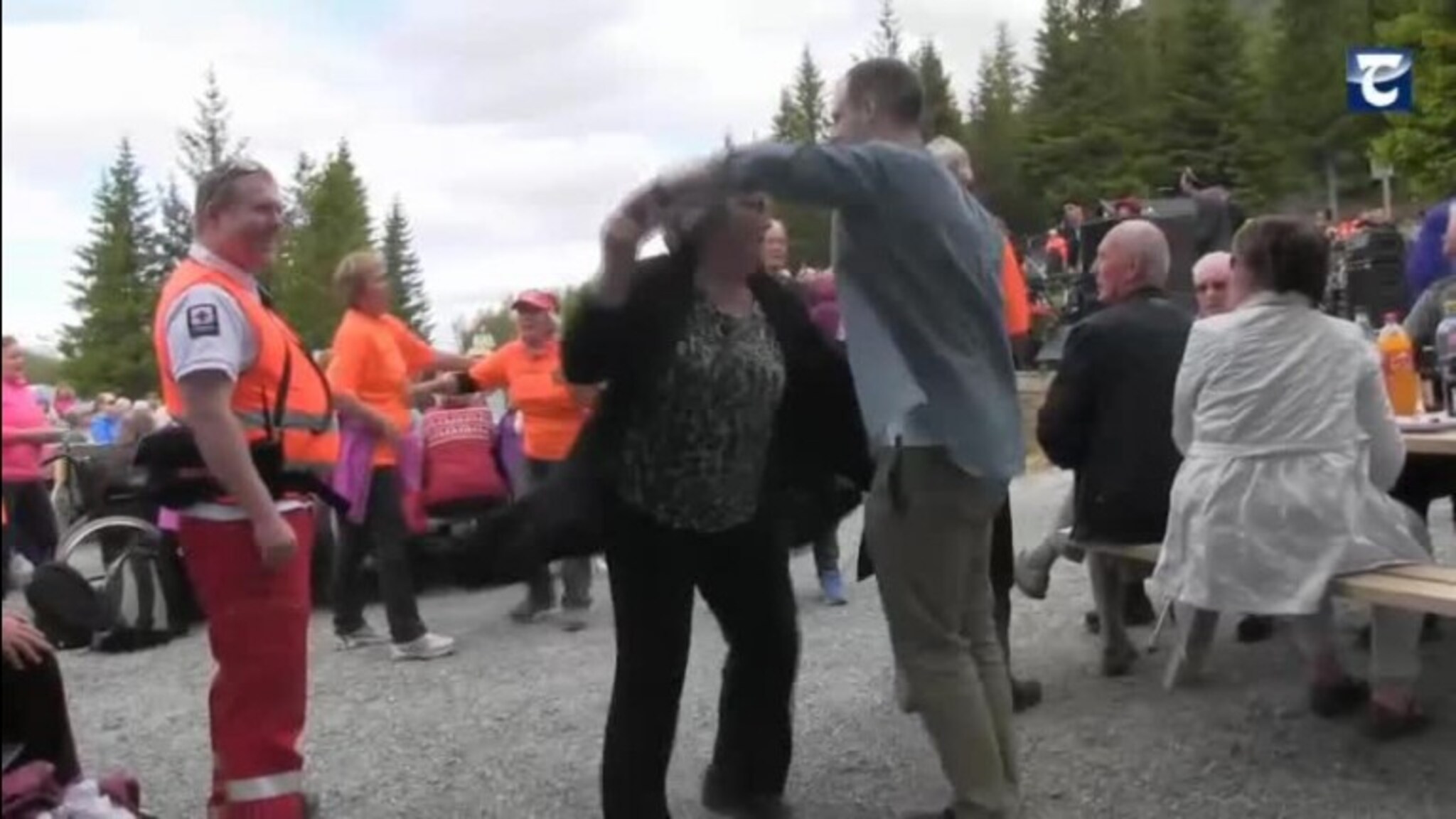 Se reporteren by opp til dans på Eldrefestivalen