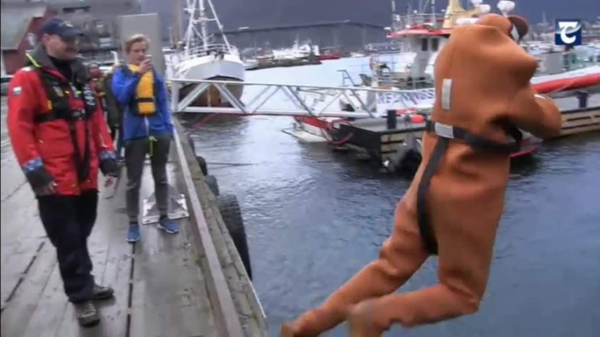 Her hopper elevene i havet!