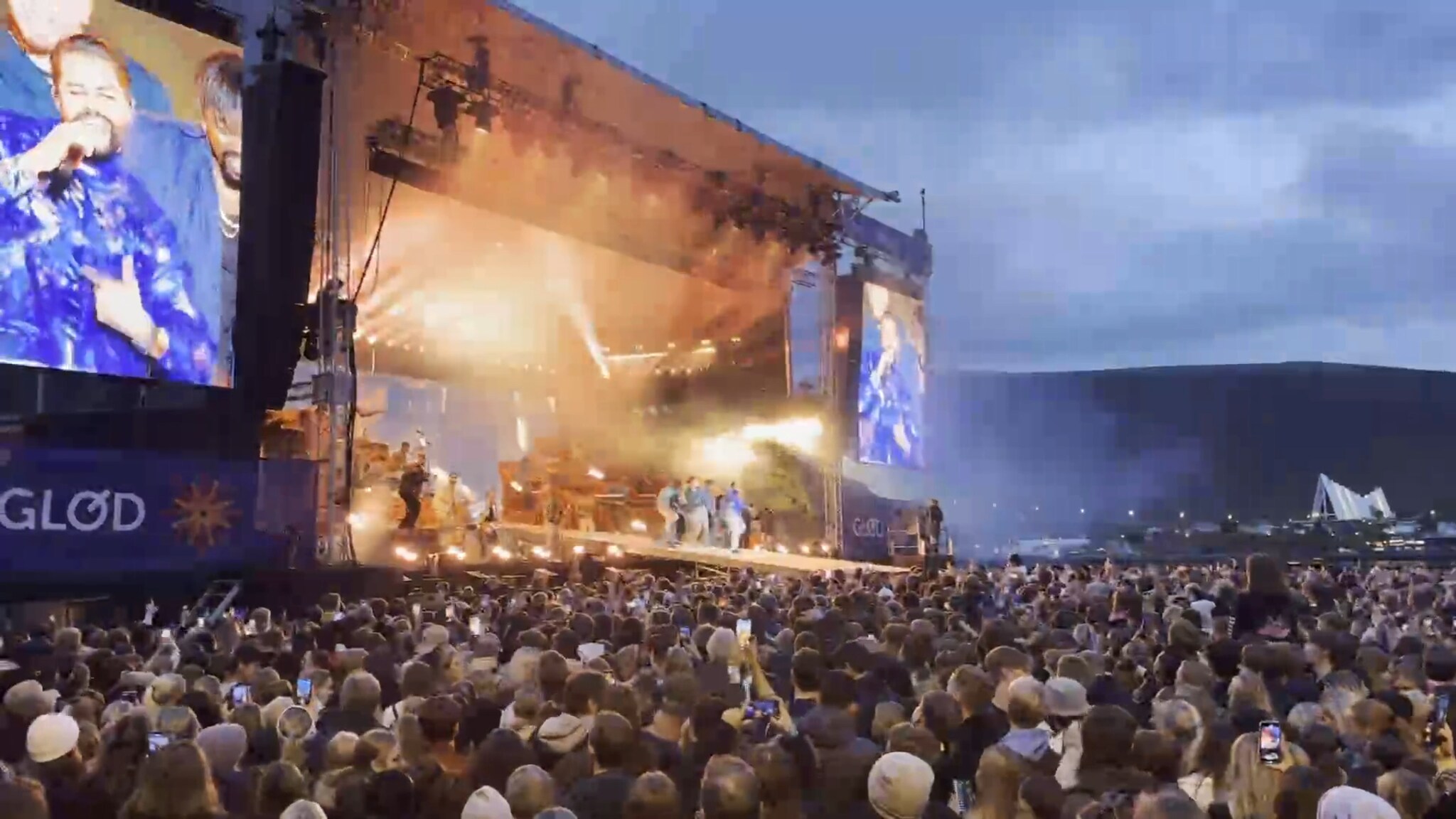 Karpe endelig på scena på Prostneset.