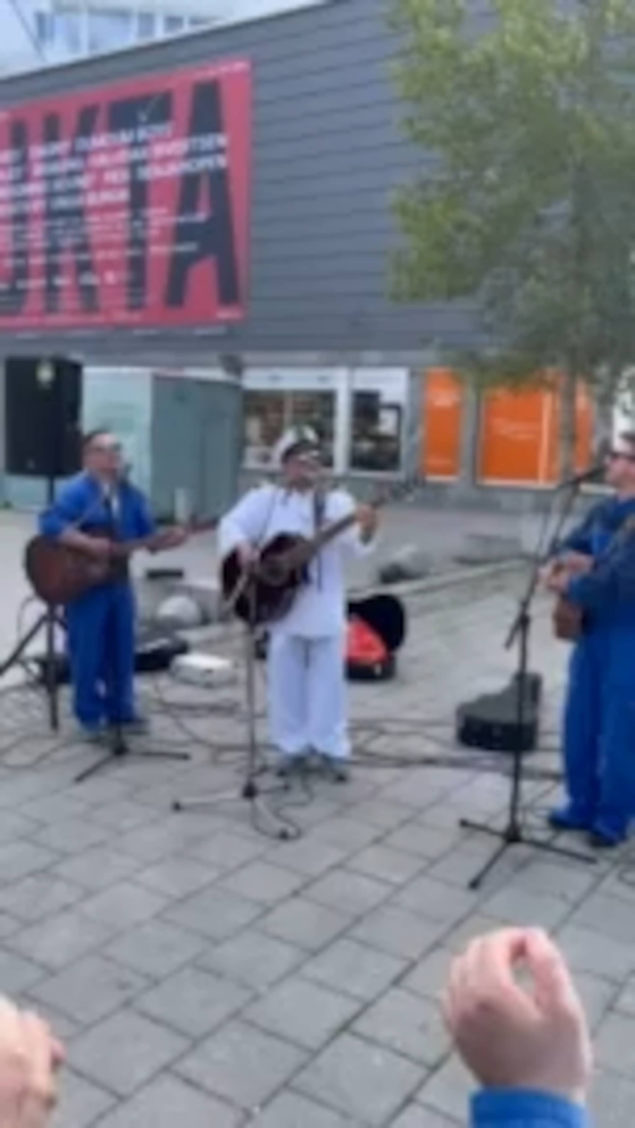 politimann sang under utdriknignslag.mov