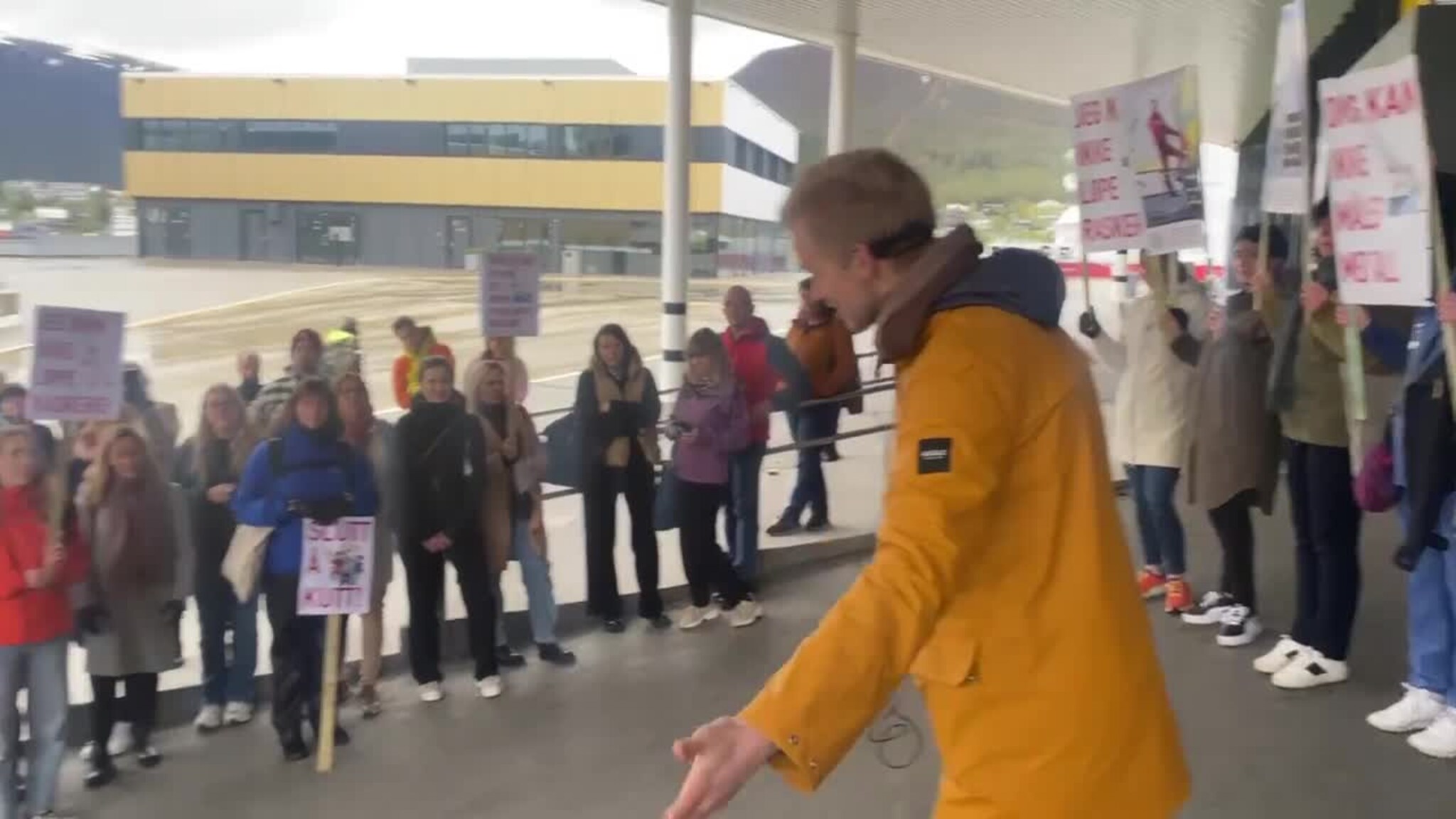 100 sykepleiere møtte for å få brøle