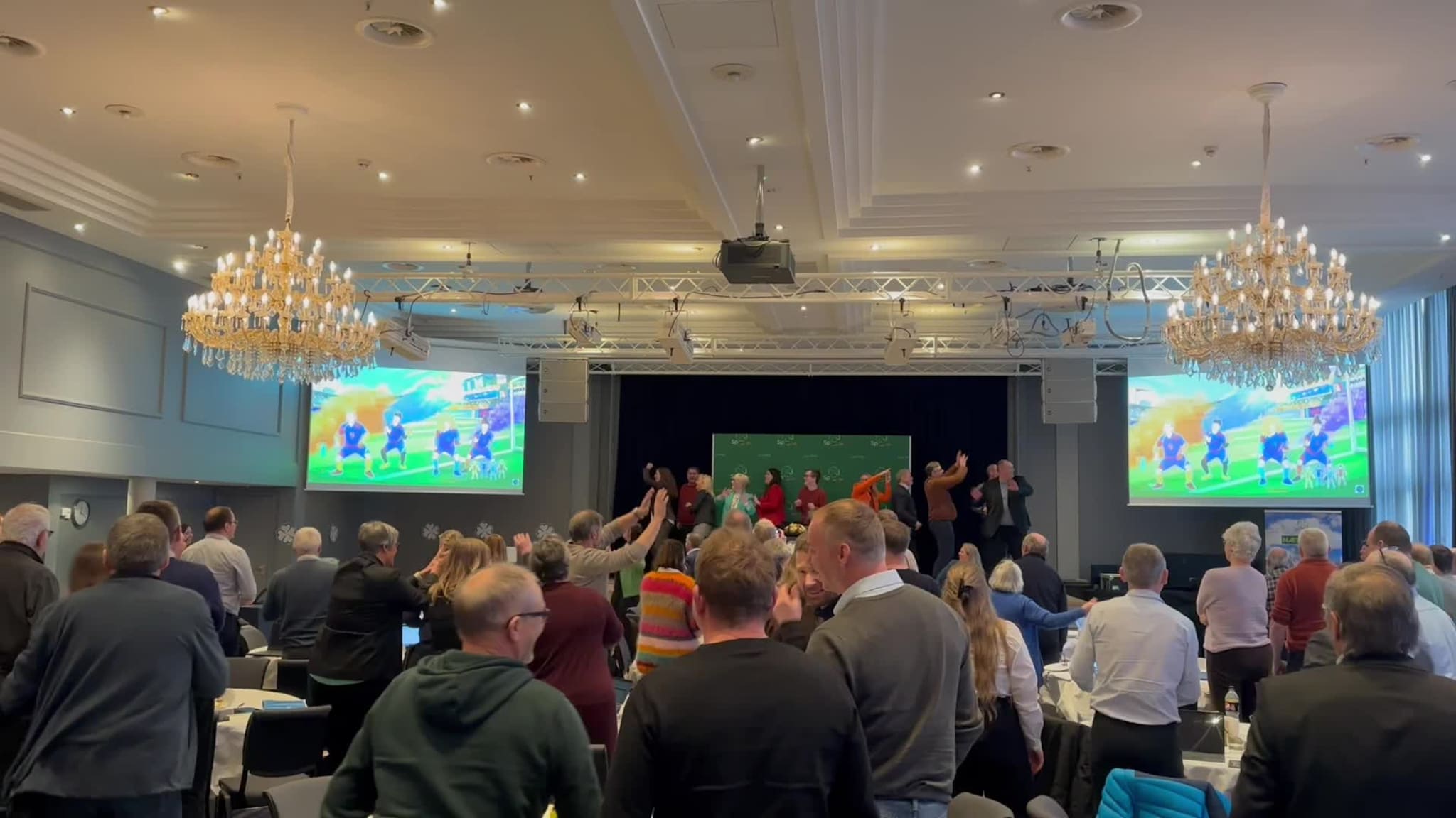 Her danser Sp-politikerne til «Waka Waka»