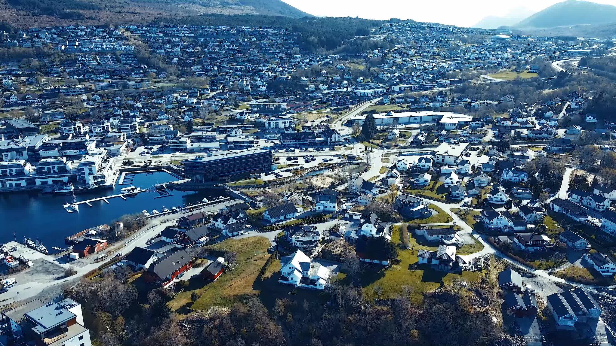 Svev med over idylliske Ulsteinvik