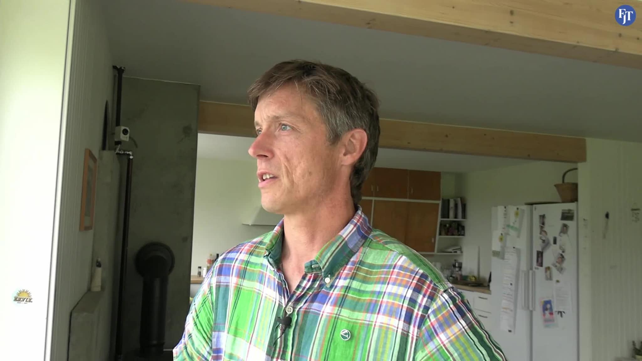 Jon ligg gjerne på sofaen og jobbar – i timevis