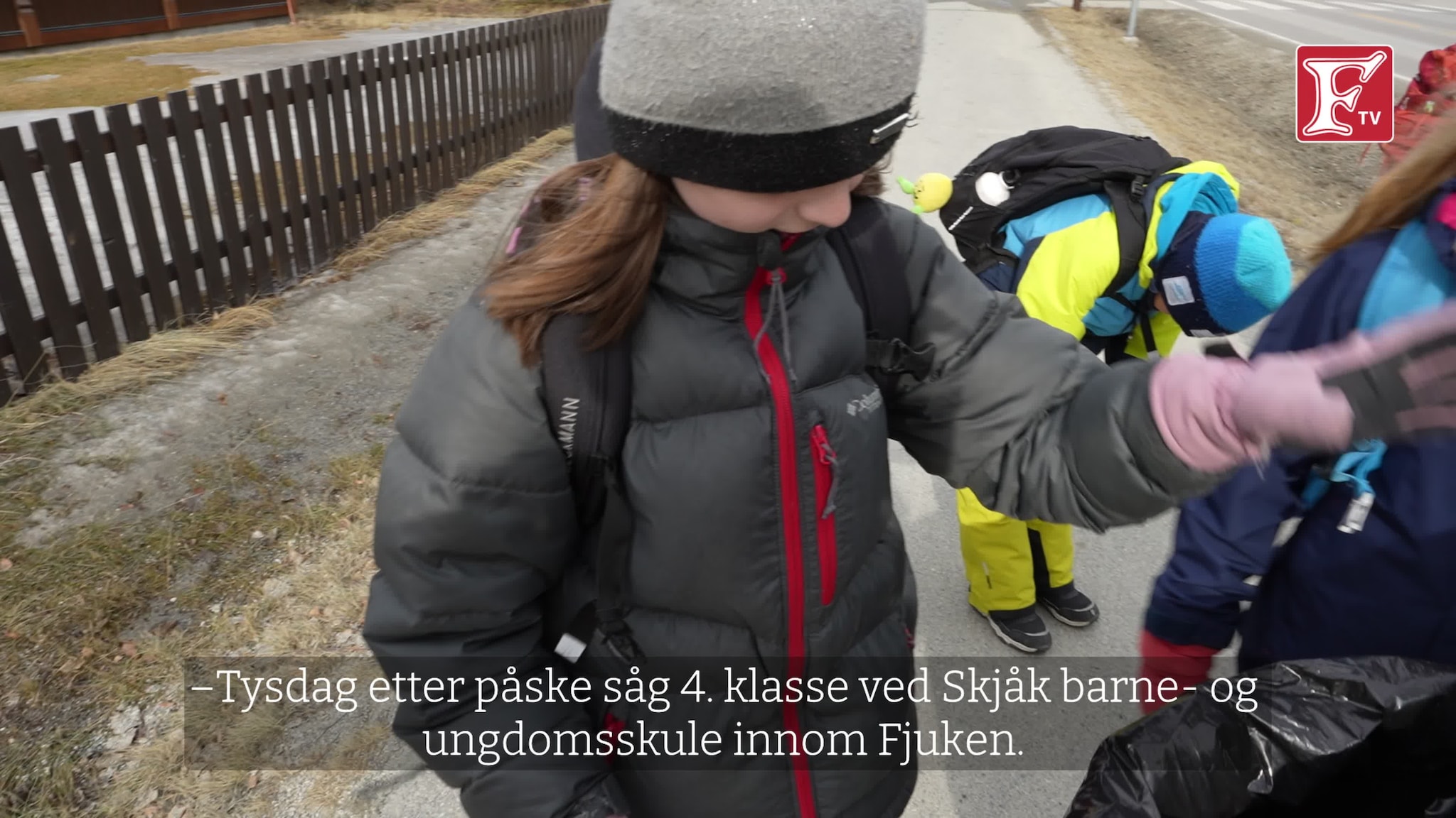 4. klasse i Skjåk plukkar søppel i Bismo